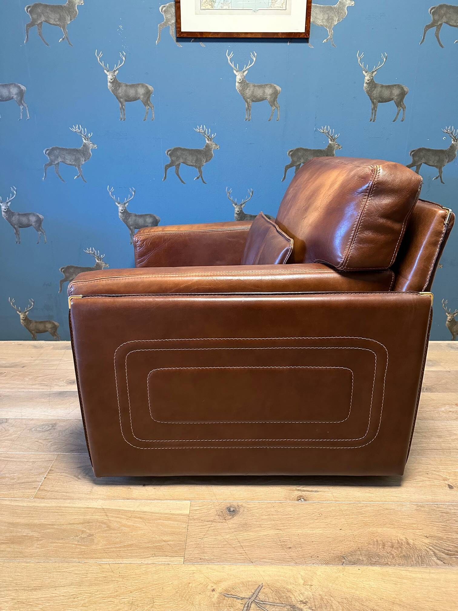 Ensemble de deux fauteuils en cuir de buffle.