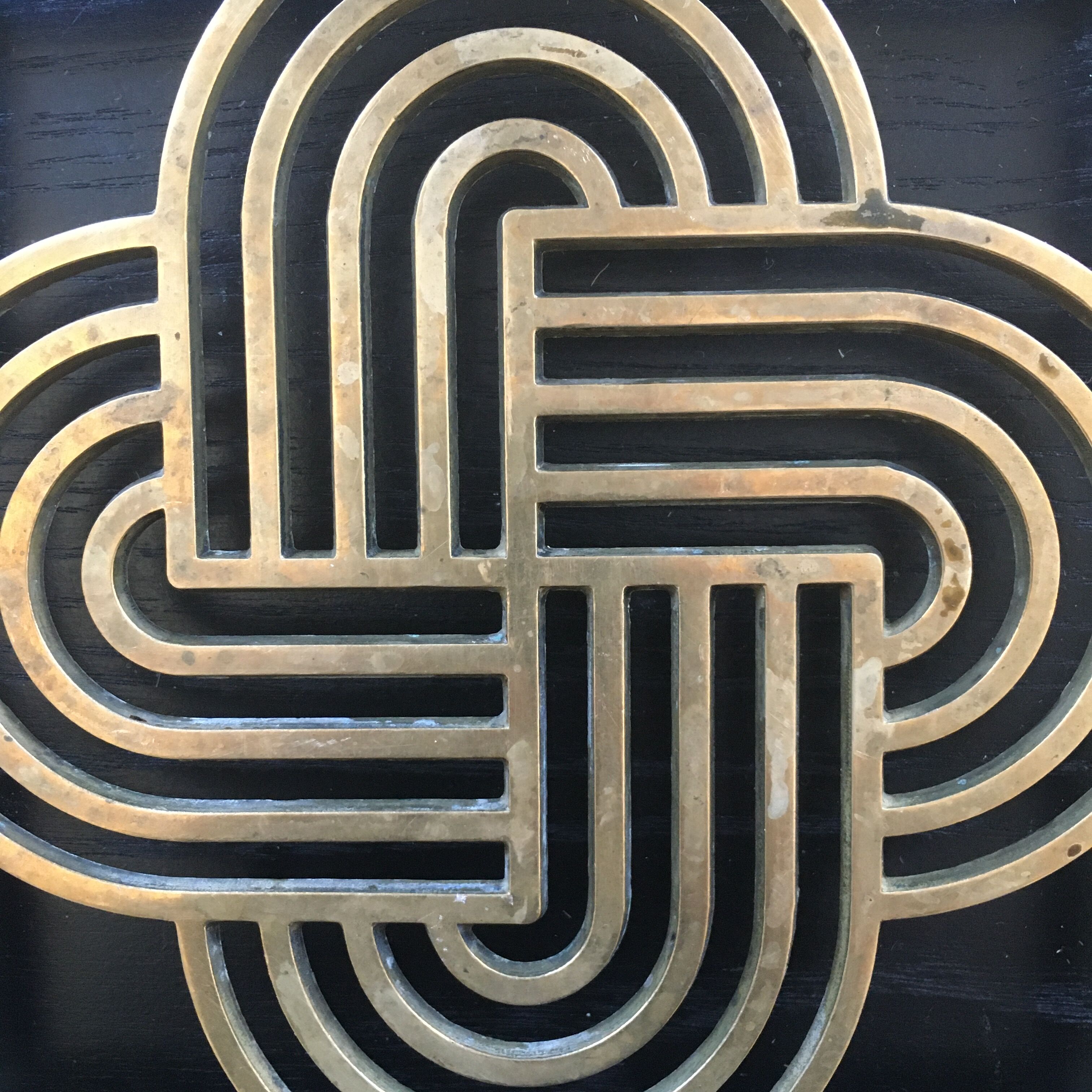 Dessous de plat graphique en laiton