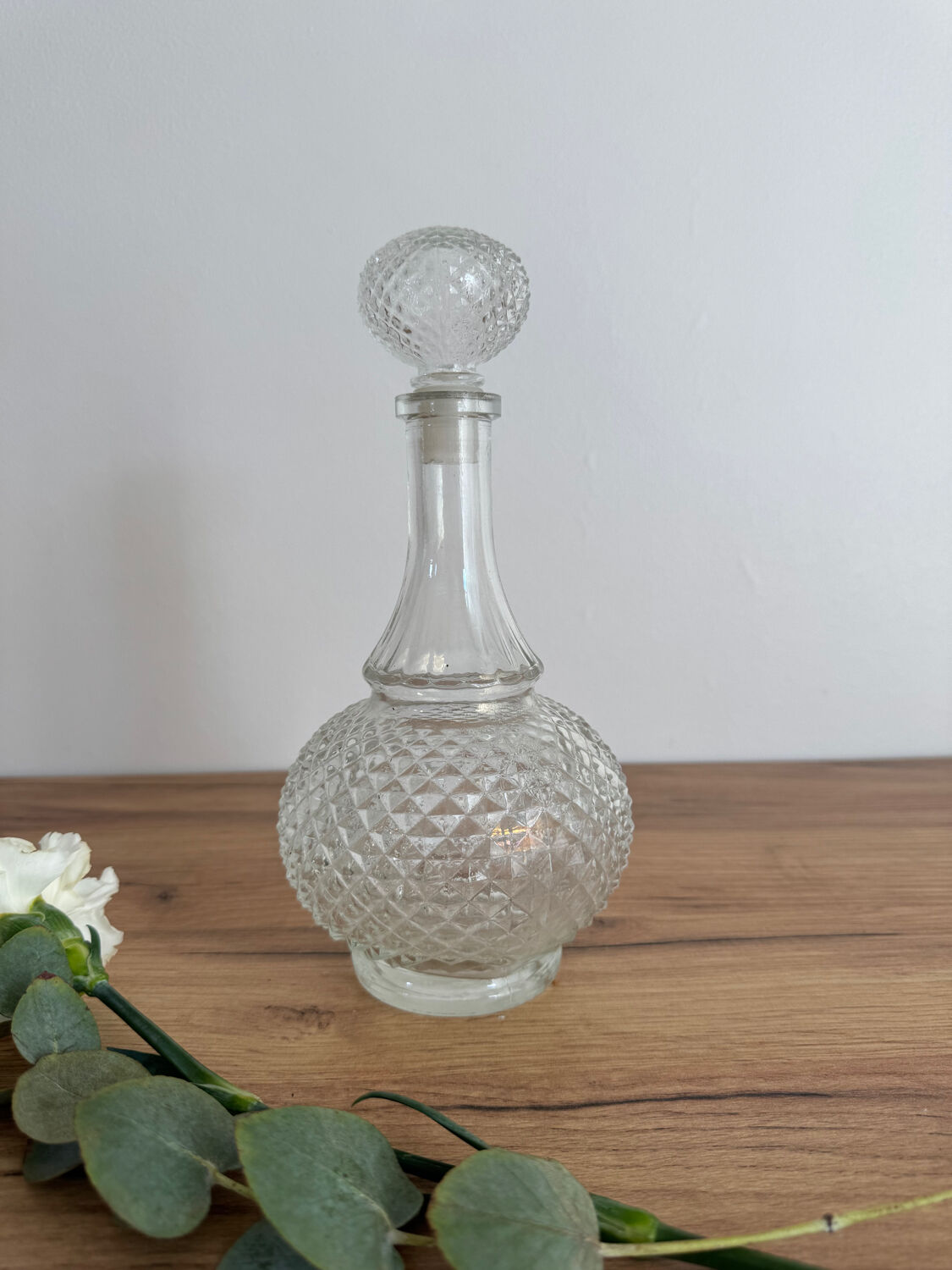 Transparent balloon whisky carafe