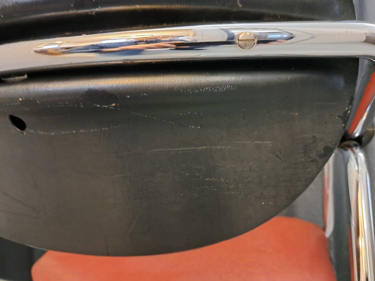 Kevi armchair in skai and chrome metal