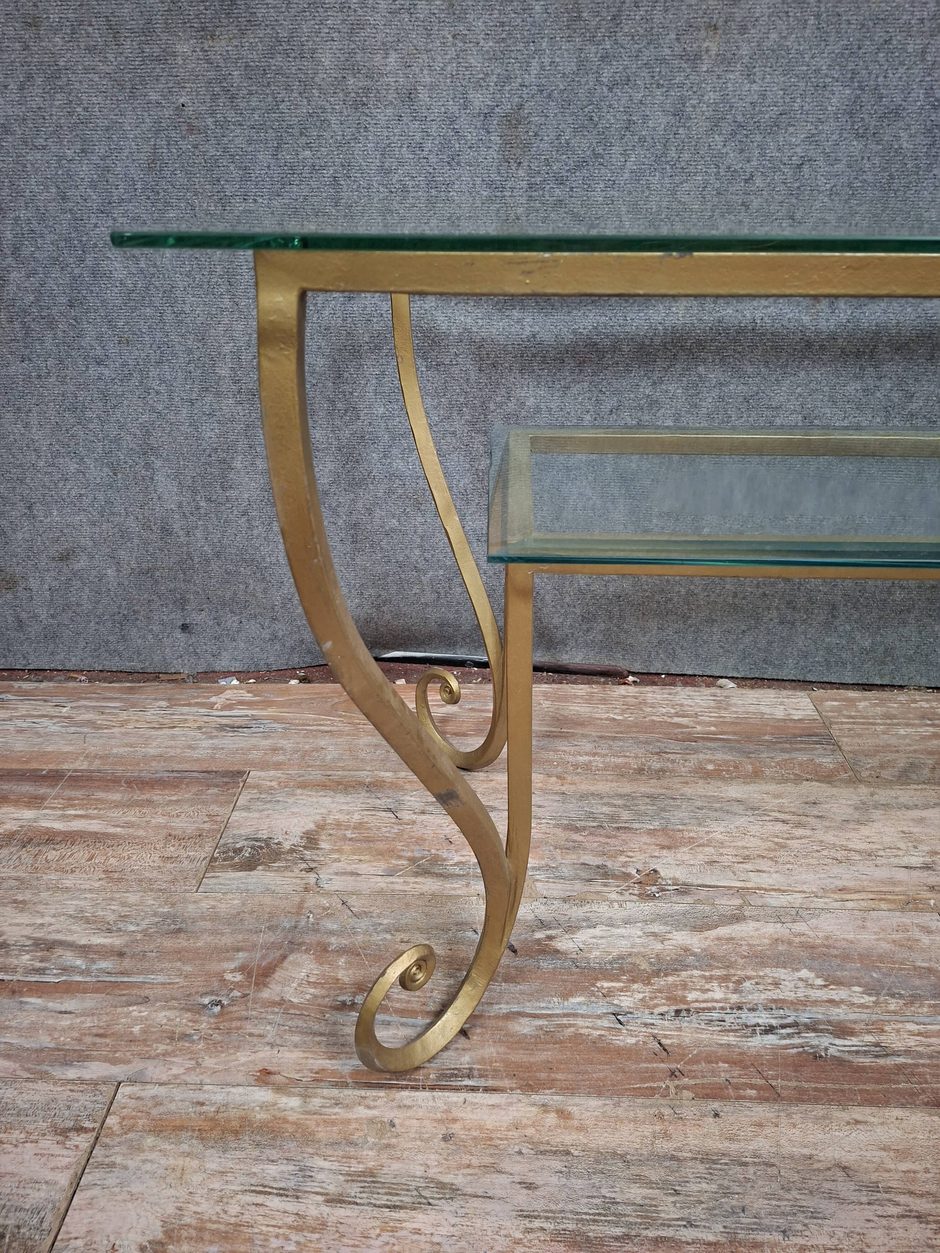 Table basse en laiton et verre gravé dans le goût de la Maison Jansen