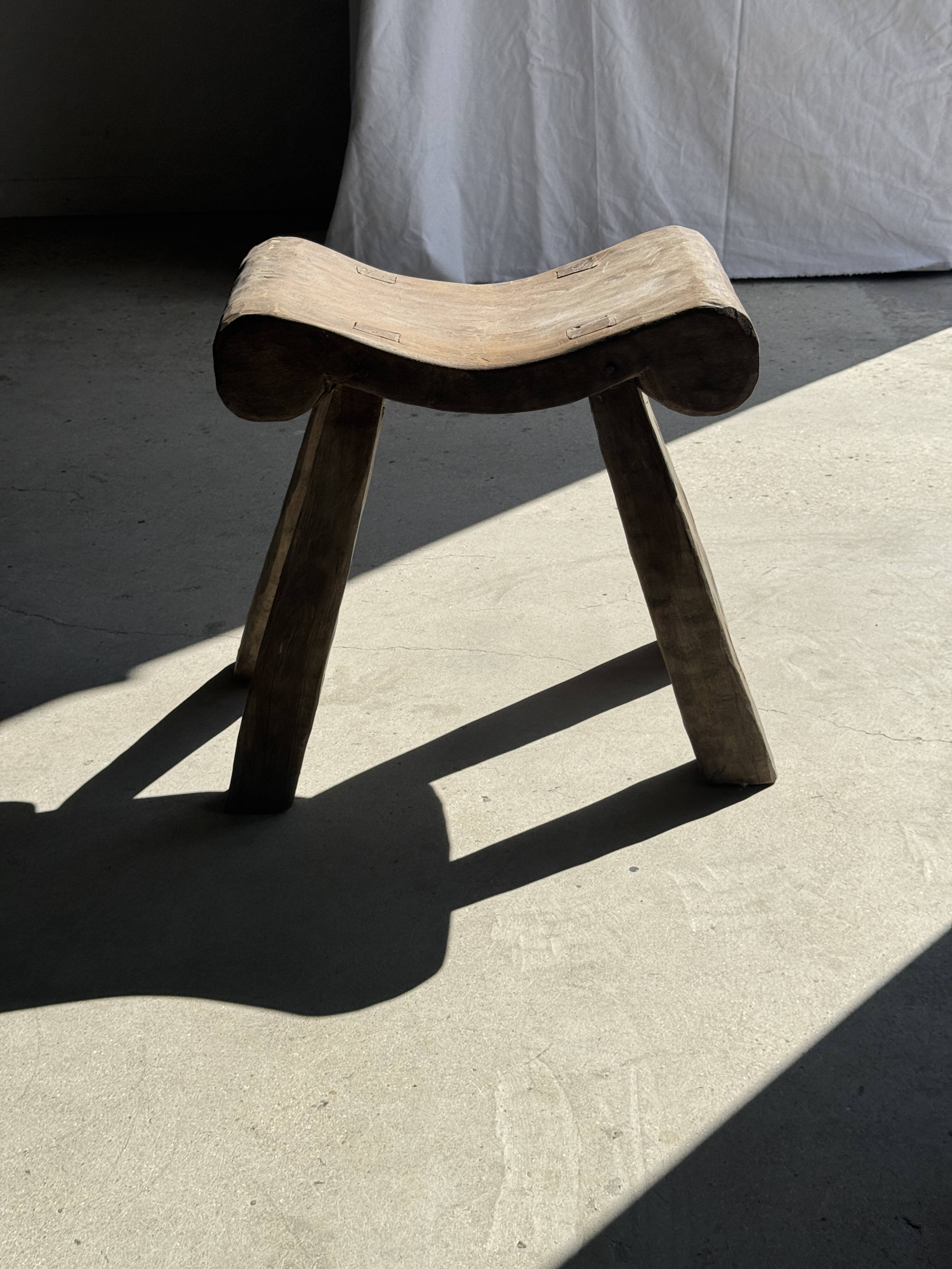 Four-legged stool in antique teak from Indonesia H 50 L 52