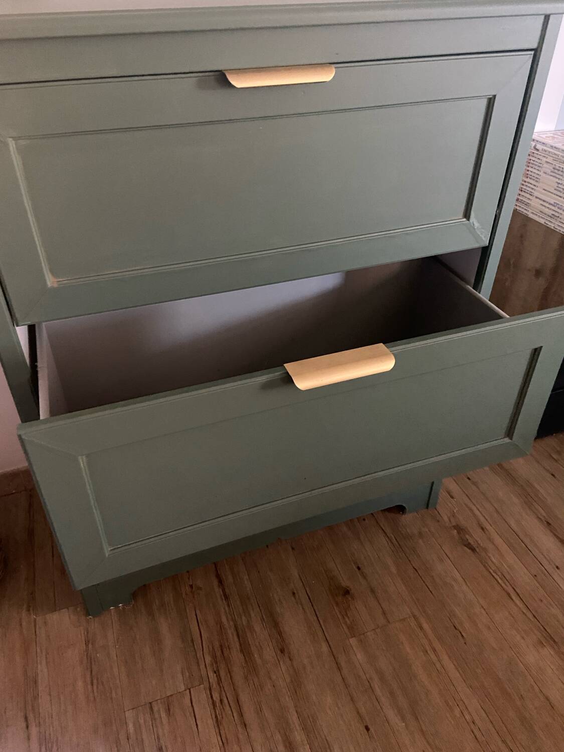Green chest of drawers with 4 drawers
