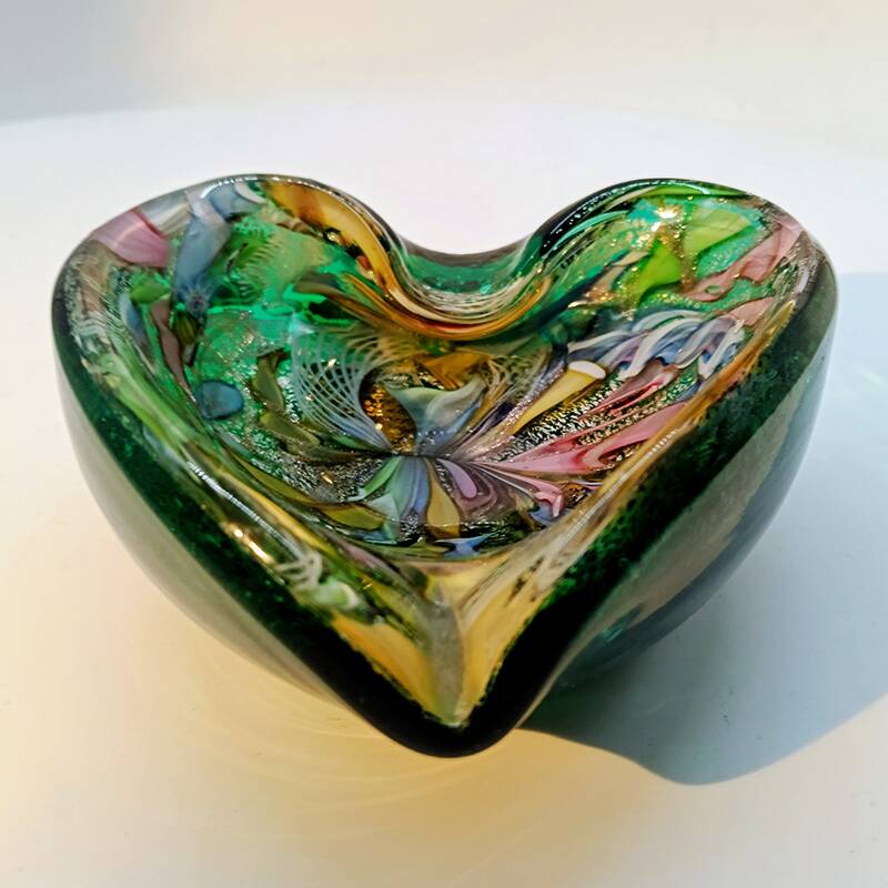Può includere: Posacenere in vetro a forma di cuore con un design vibrante