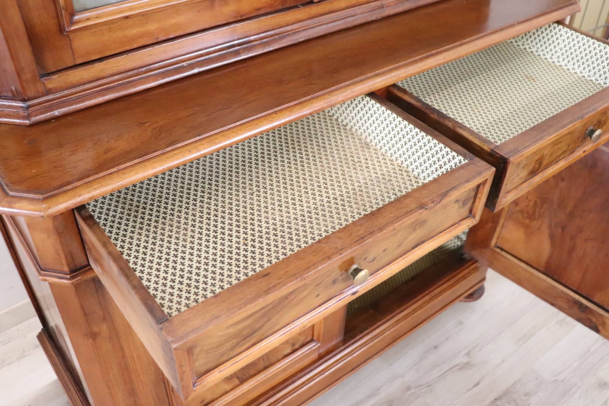 Antique sideboard in veined walnut, Italy, late 19th century