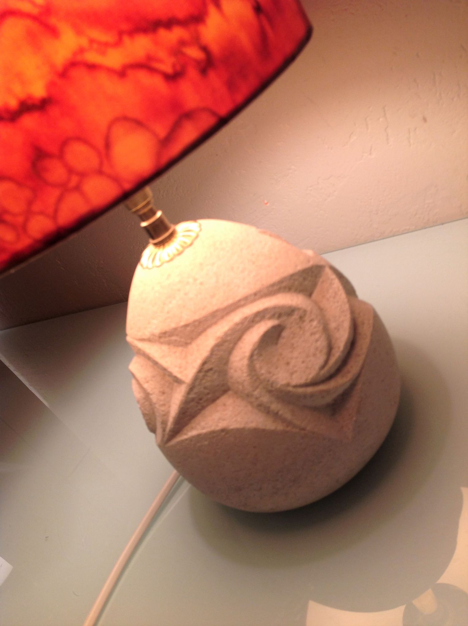 Ovoid lamp in carved stone and printed lampshade / vintage 60-70s