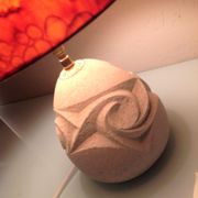 Ovoid lamp in carved stone and printed lampshade / vintage 60-70s