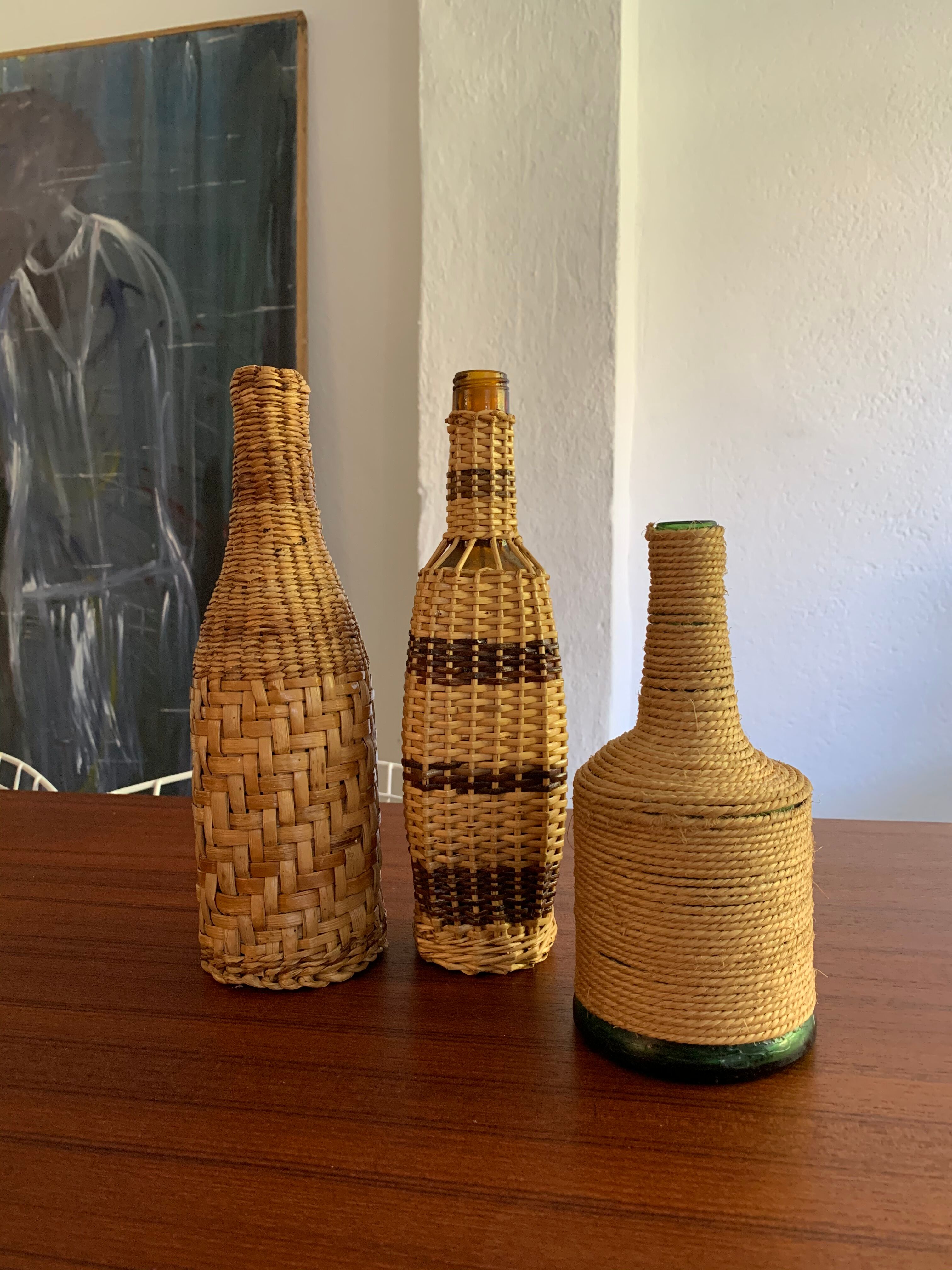 Trio de bouteilles vintage corde et osier