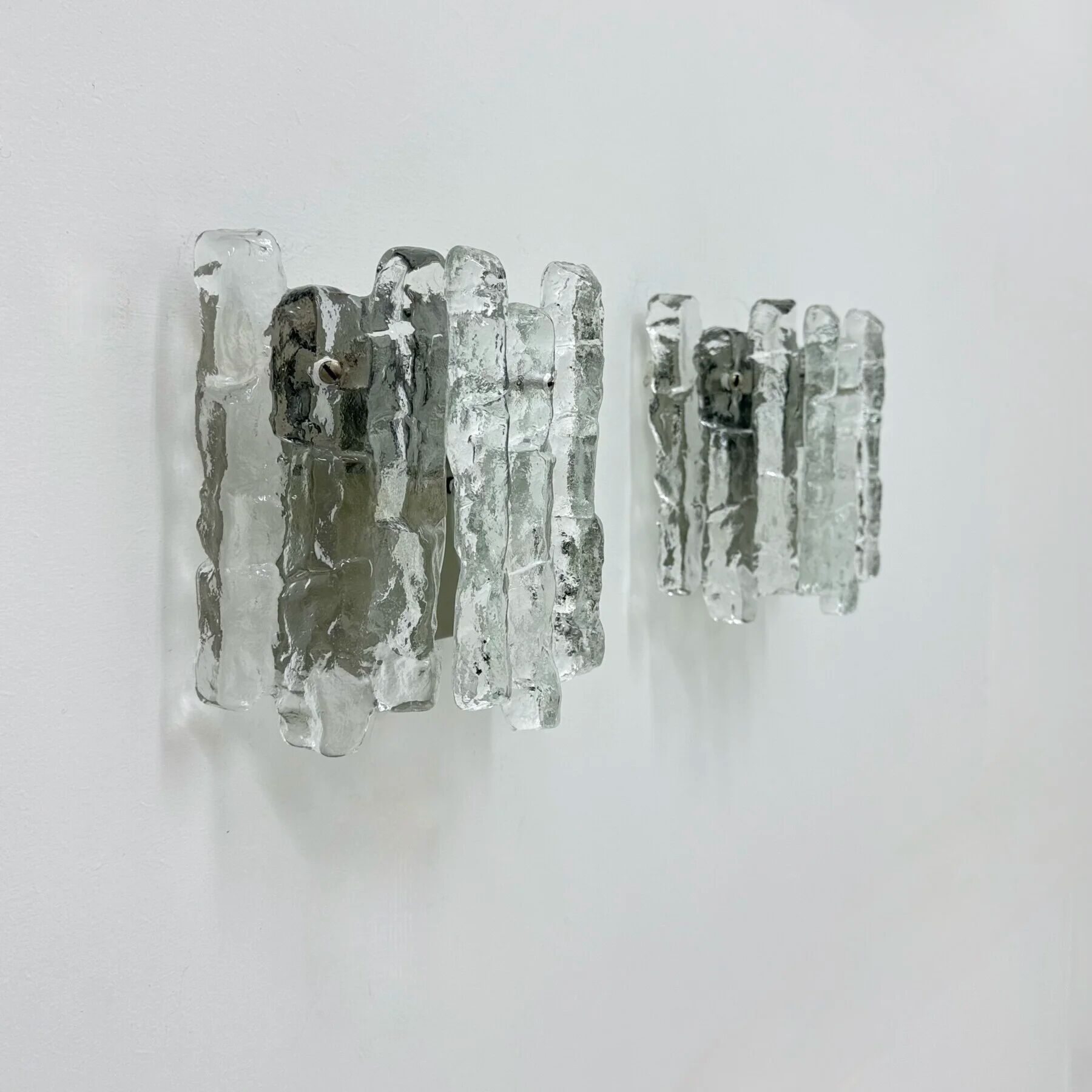 Paire de appliques murales en verre glacé et métal par J.T. Kalmar pour Kalmar, années 60.