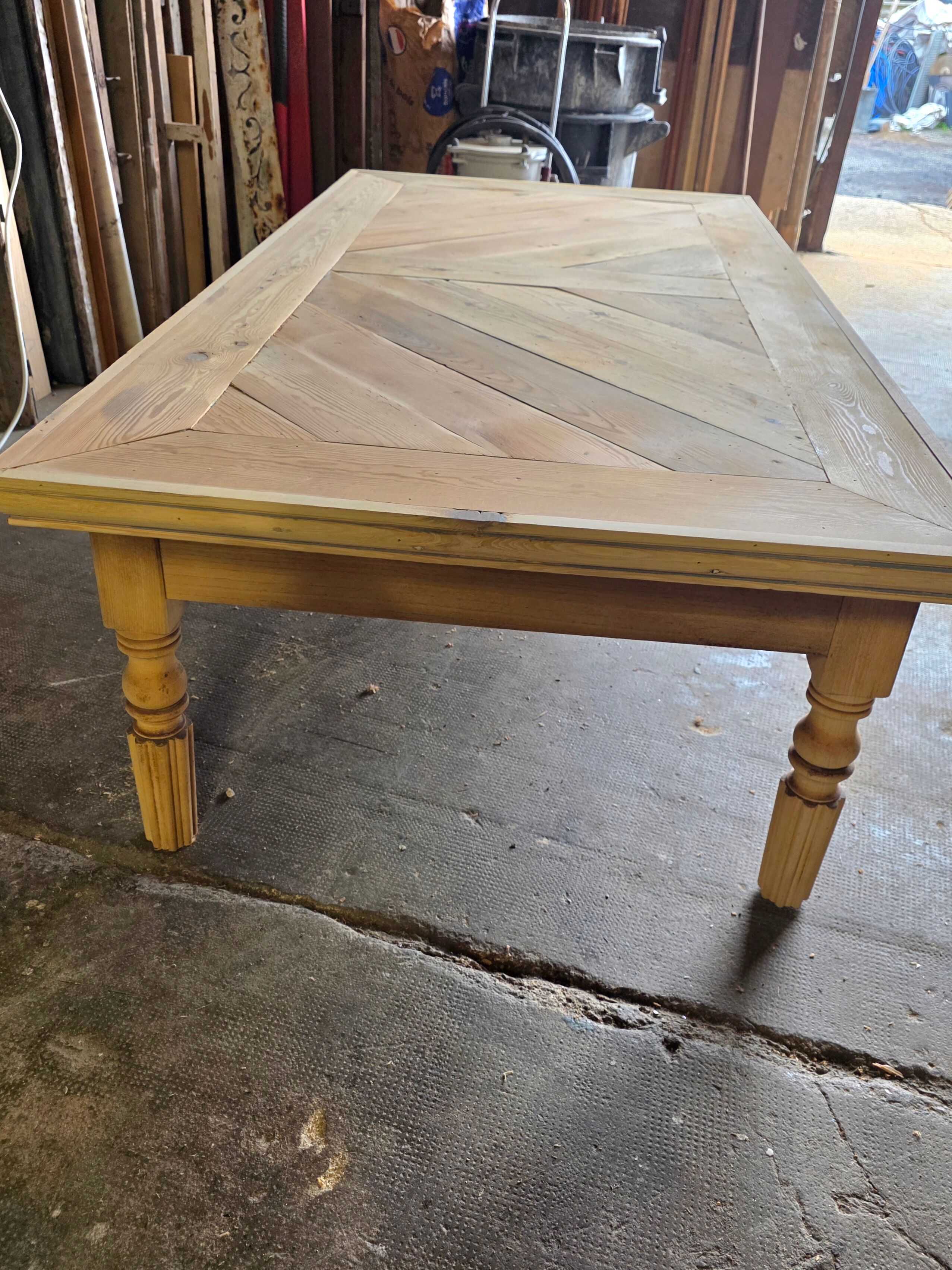 Table basse ancienne dessus sapin en pointe de Hongrie