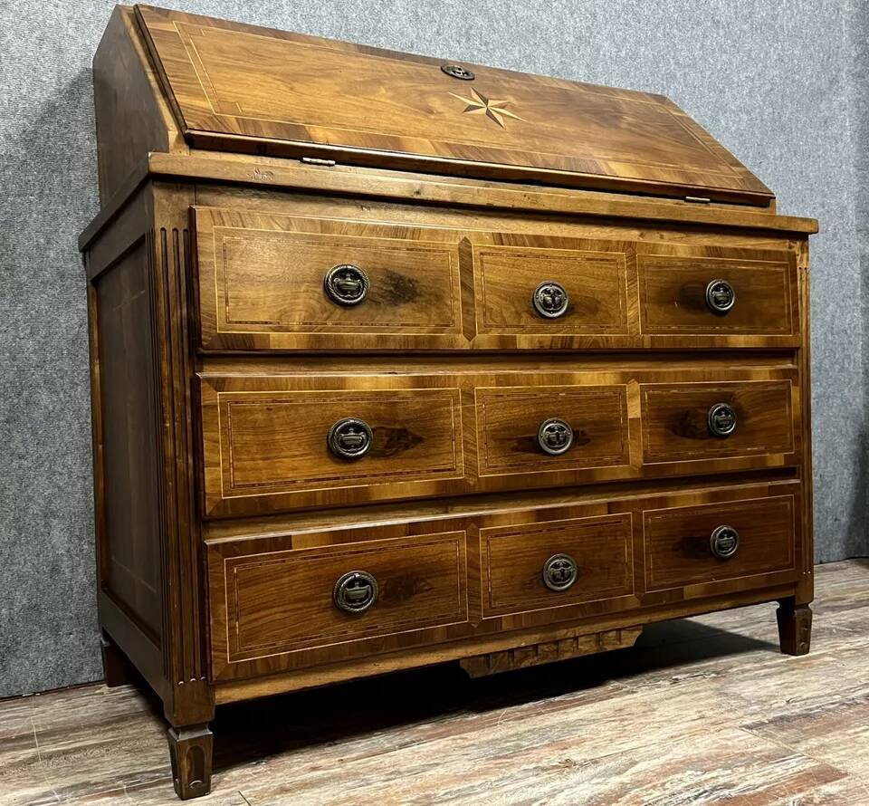 Louis XVI period chest of drawers in burr walnut with marquetry decoration