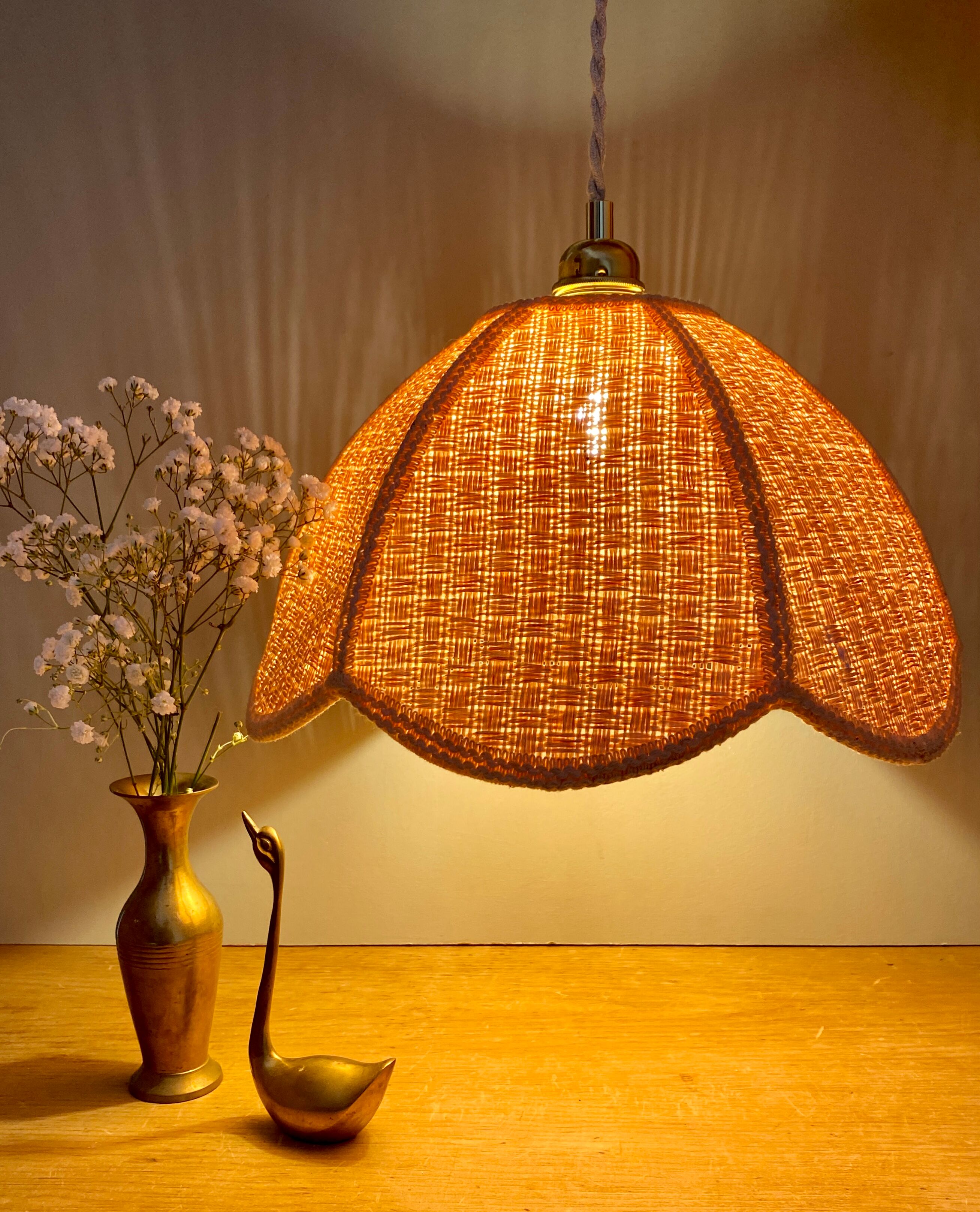 Suspension abat-jour vintage en matière naturelle rose