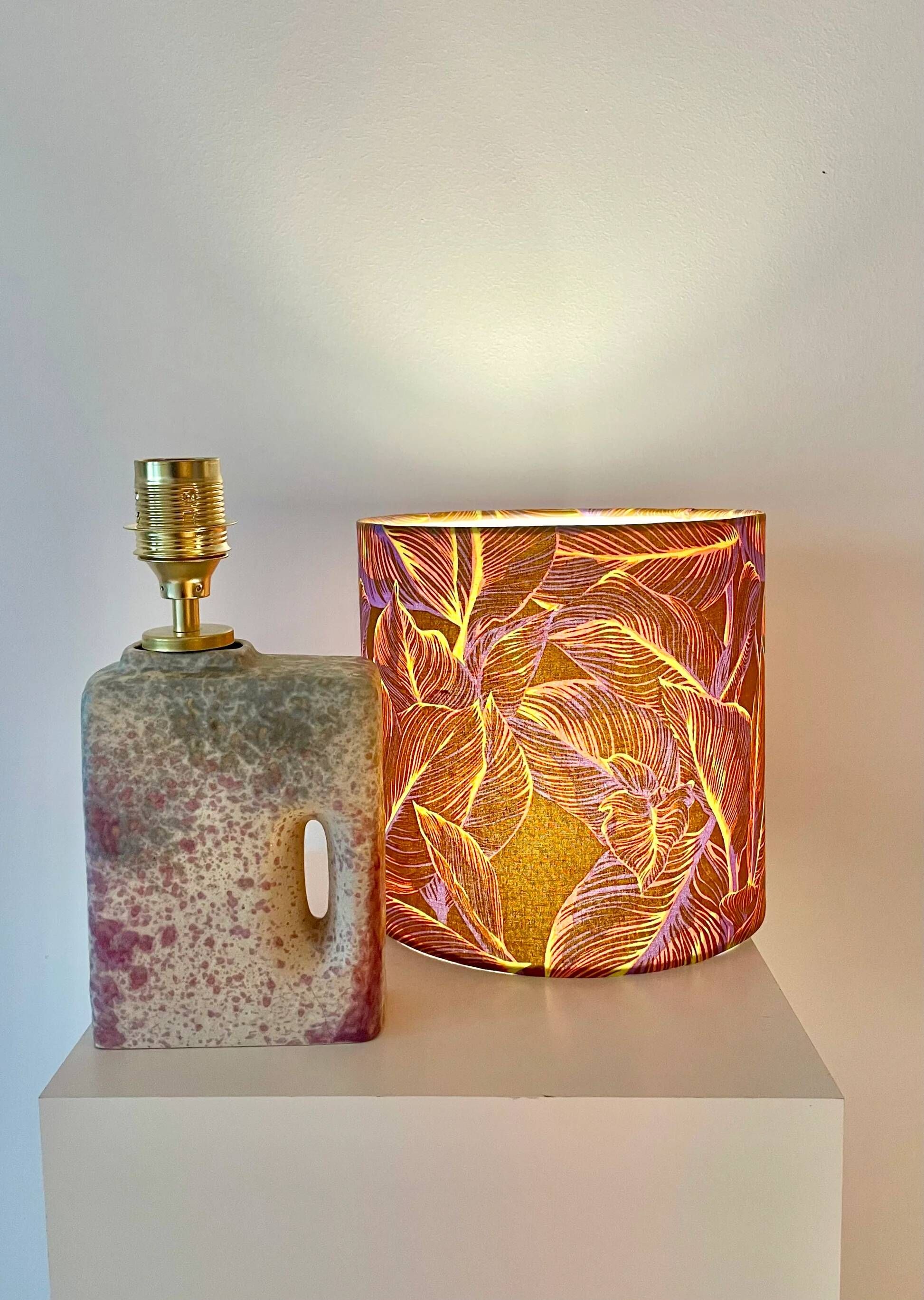 Übelacker table lamp - Battery lamp on a vase fireplace with botanical shade | 42 cm