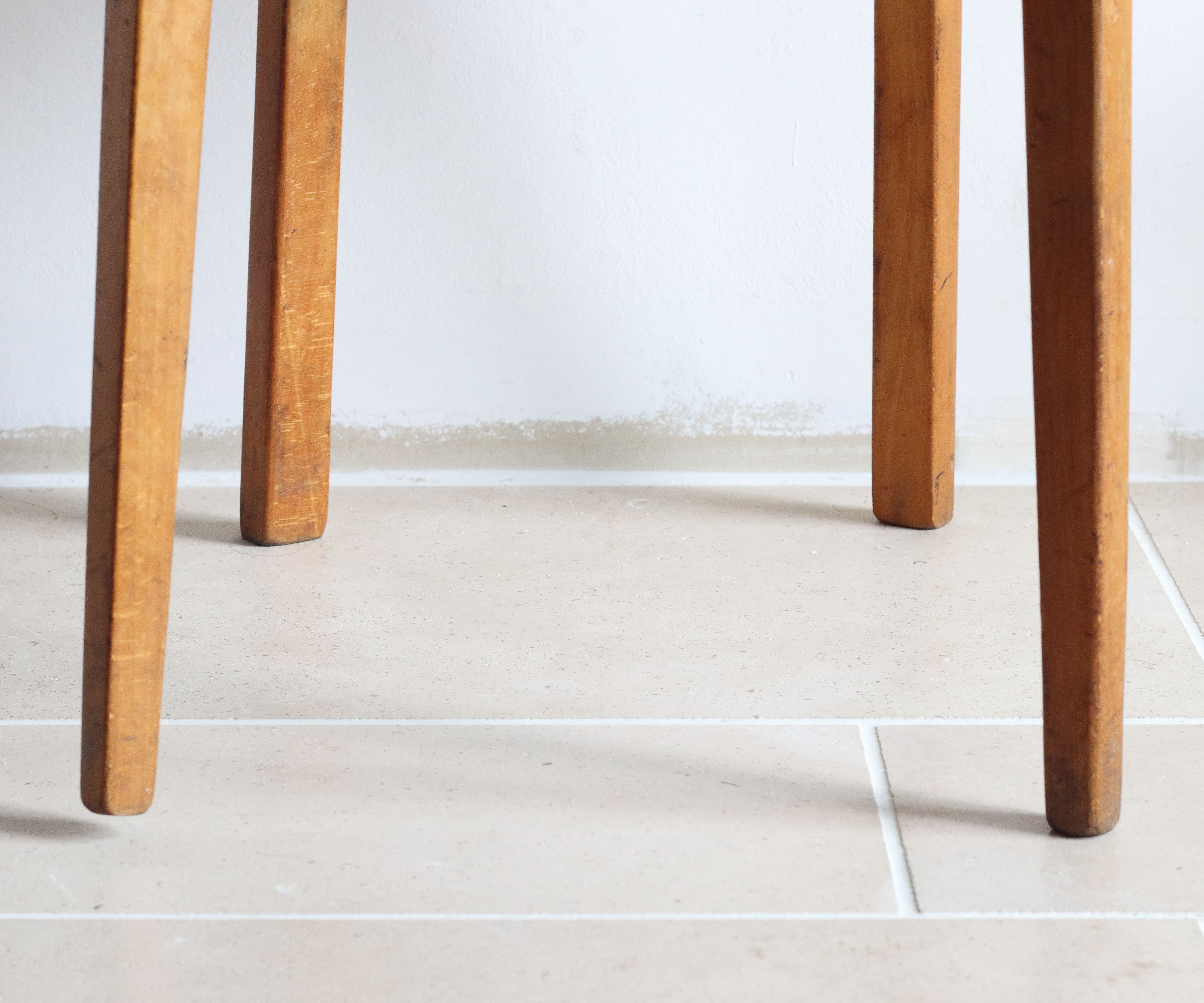 Bistro chair with bars of the 50s in wood and imitation red leather