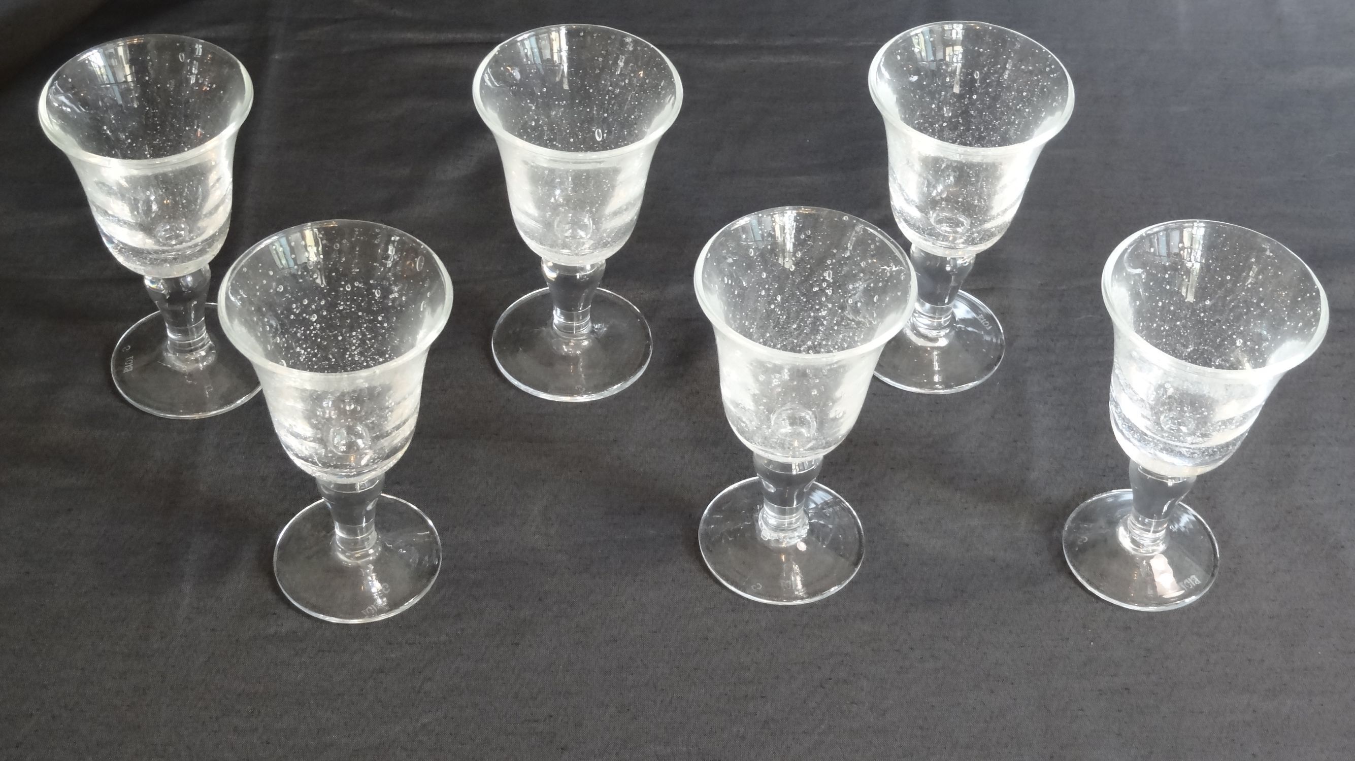 Set of 6 glasses Biot with stem, white bubbled glass, H 15.8 cm