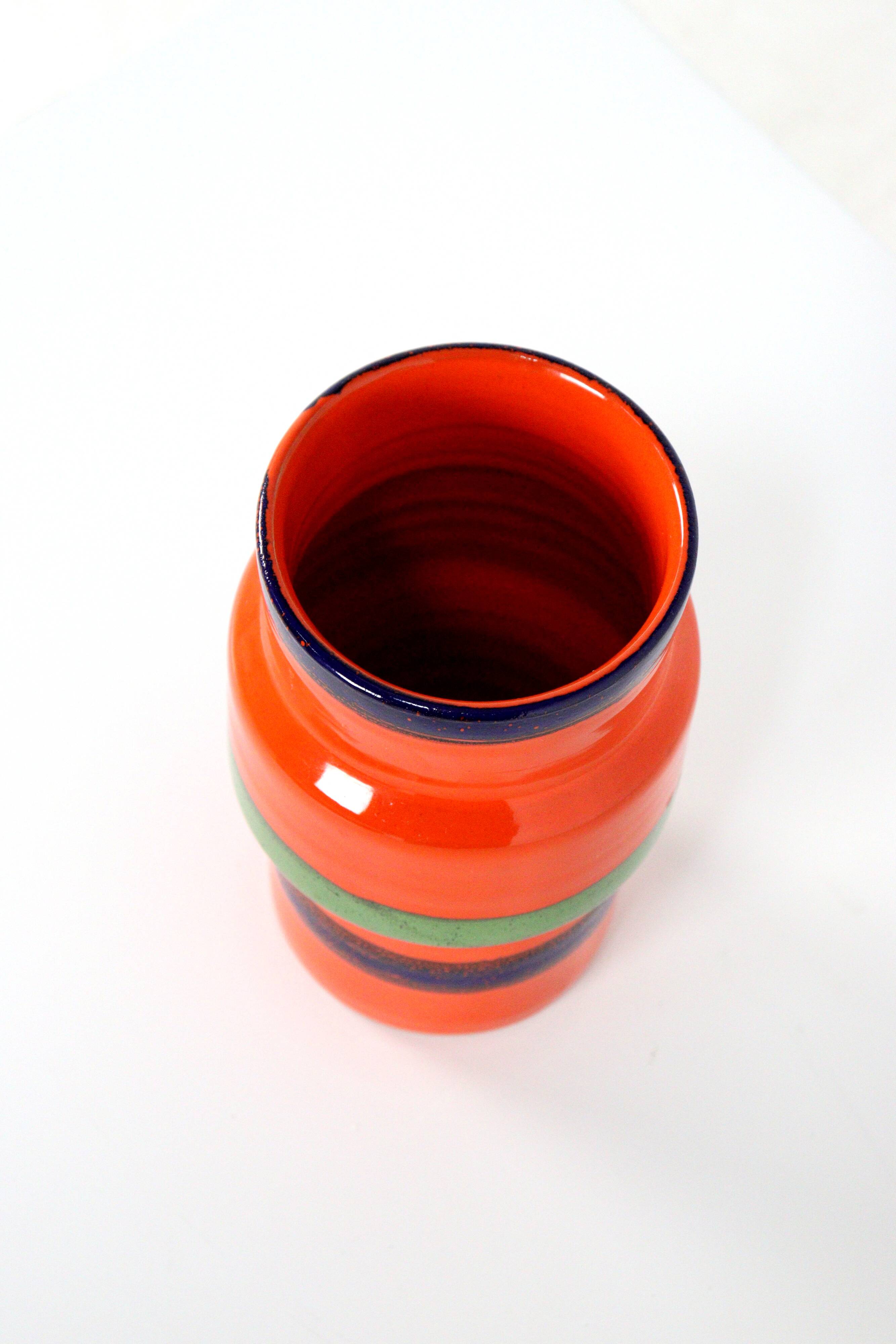 Vase vintage aux couleurs vives