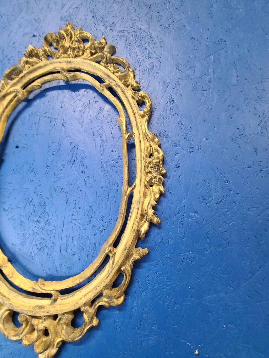 Cadre en fonte dorée
