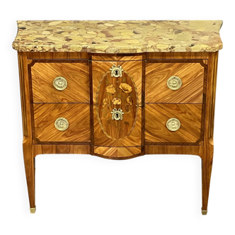 Chest of drawers with a central projection from around 1880
