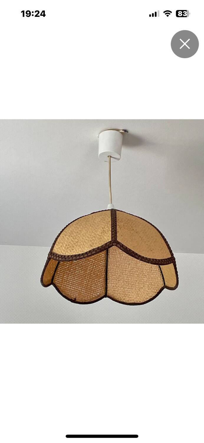 Suspension vintage en rotin formant une fleur