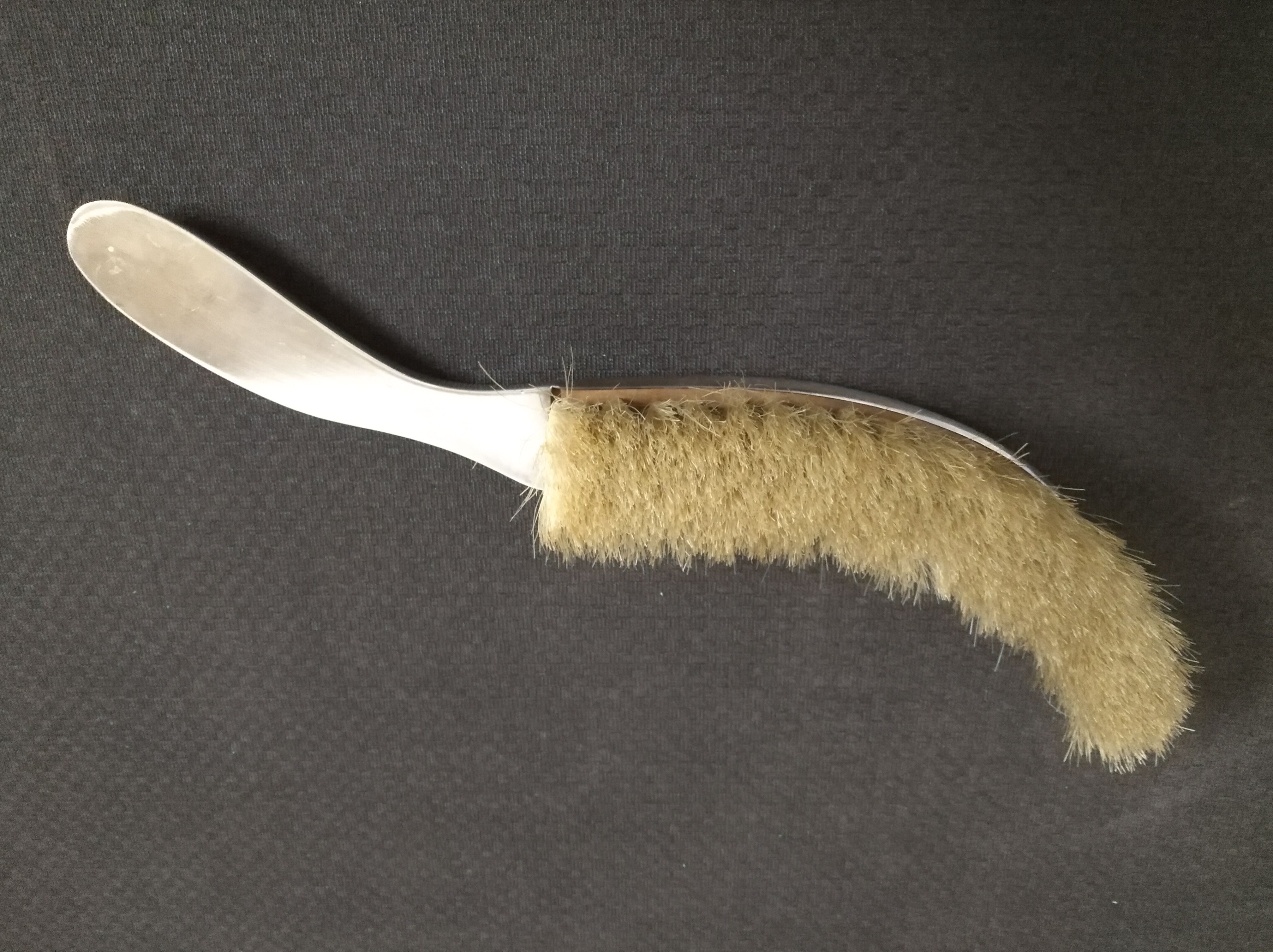 Picks crumbs, peel and table brush in silver metal