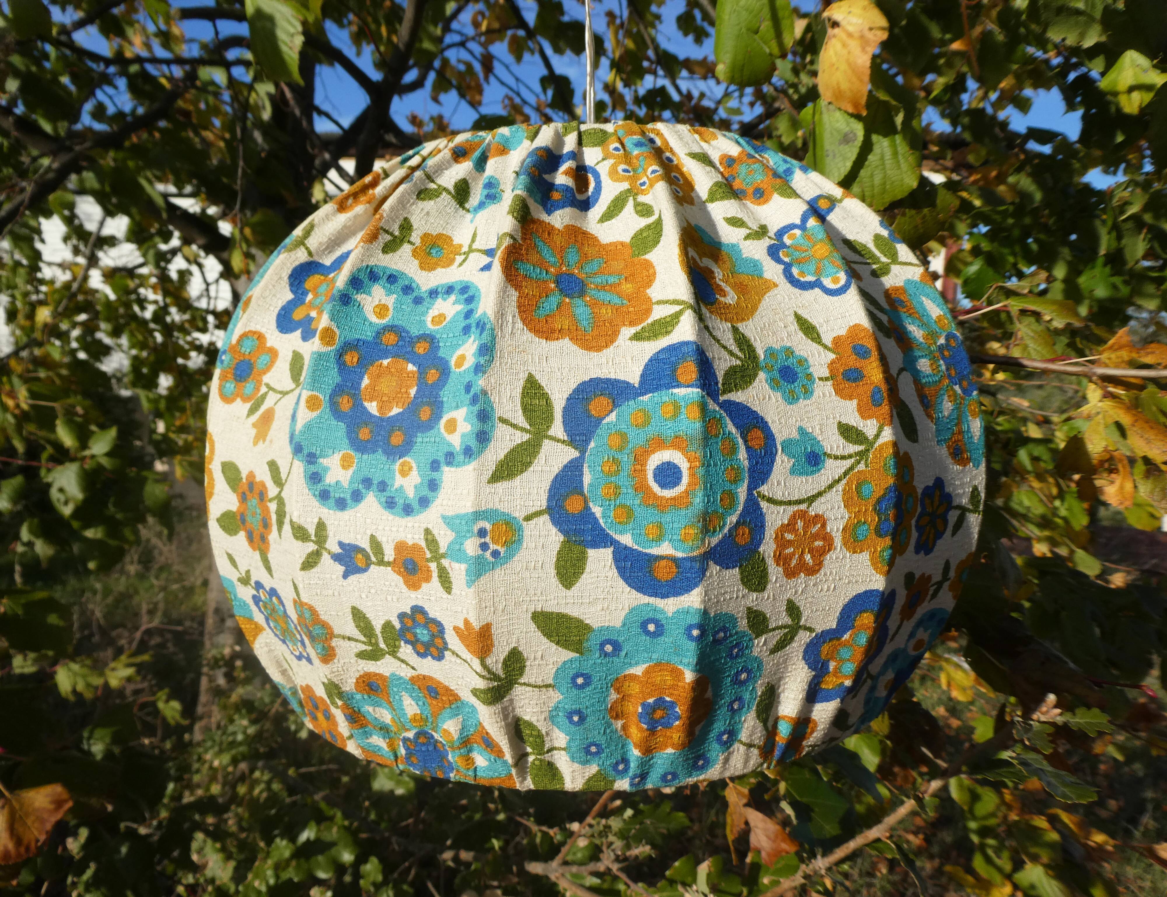 Suspension vintage tissu à fleurs bleues et oranges