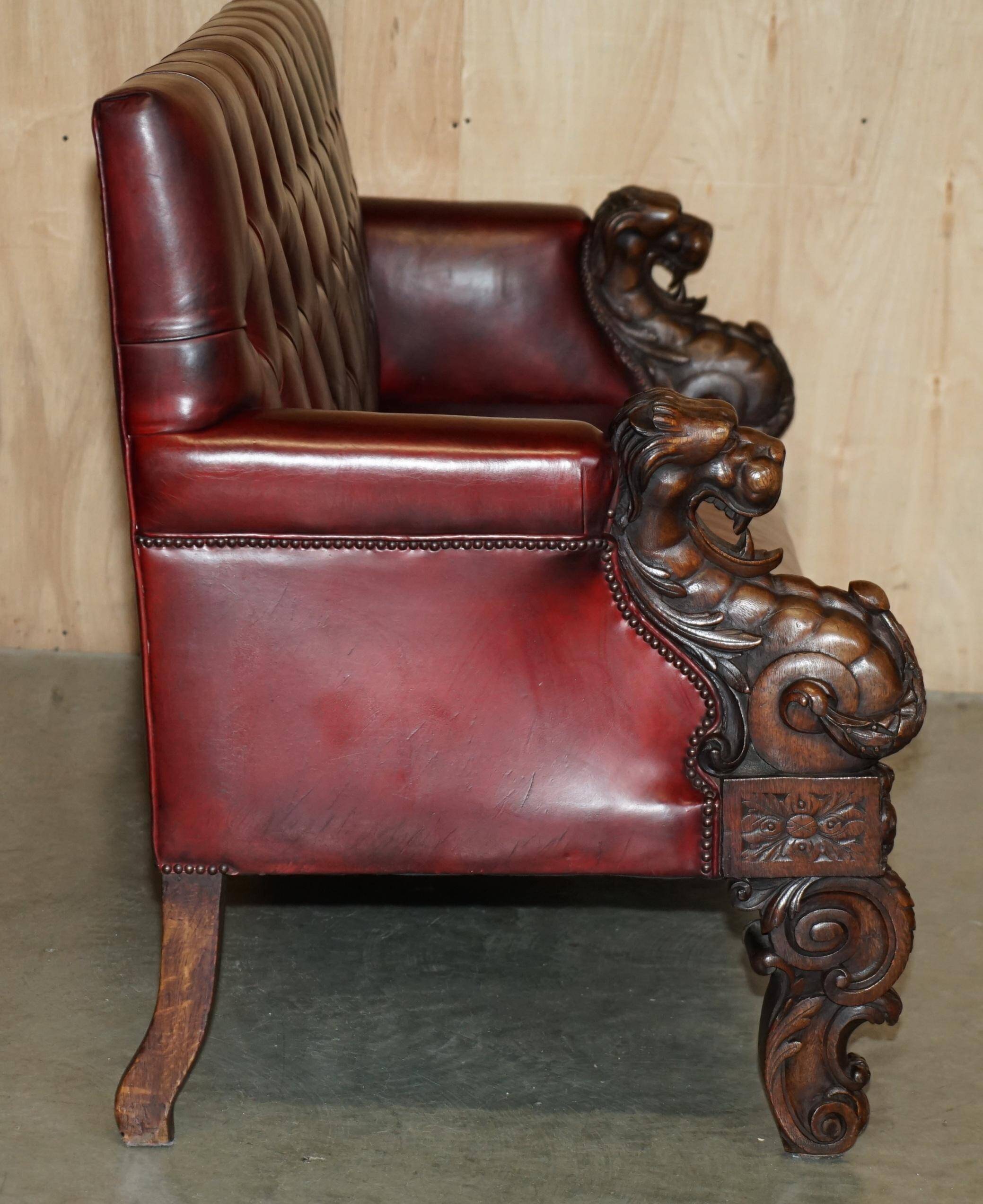 Canapé Chesterfield victorien en cuir avec têtes de lion sculptées