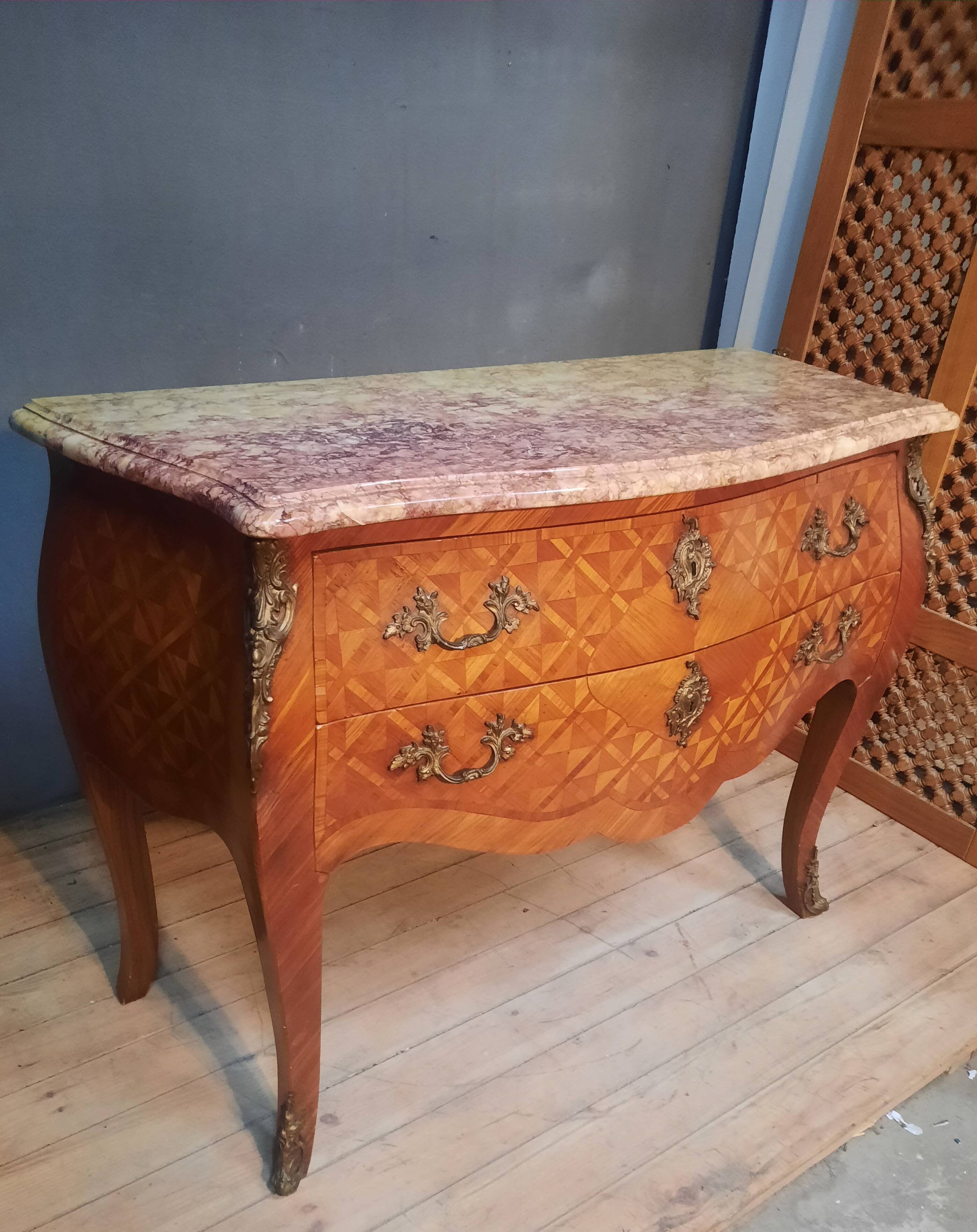 Commode en marquetterie style Louis XV