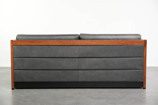 Canapé 3 places au design Art Déco intemporel, revêtu de cuir de vache noir.