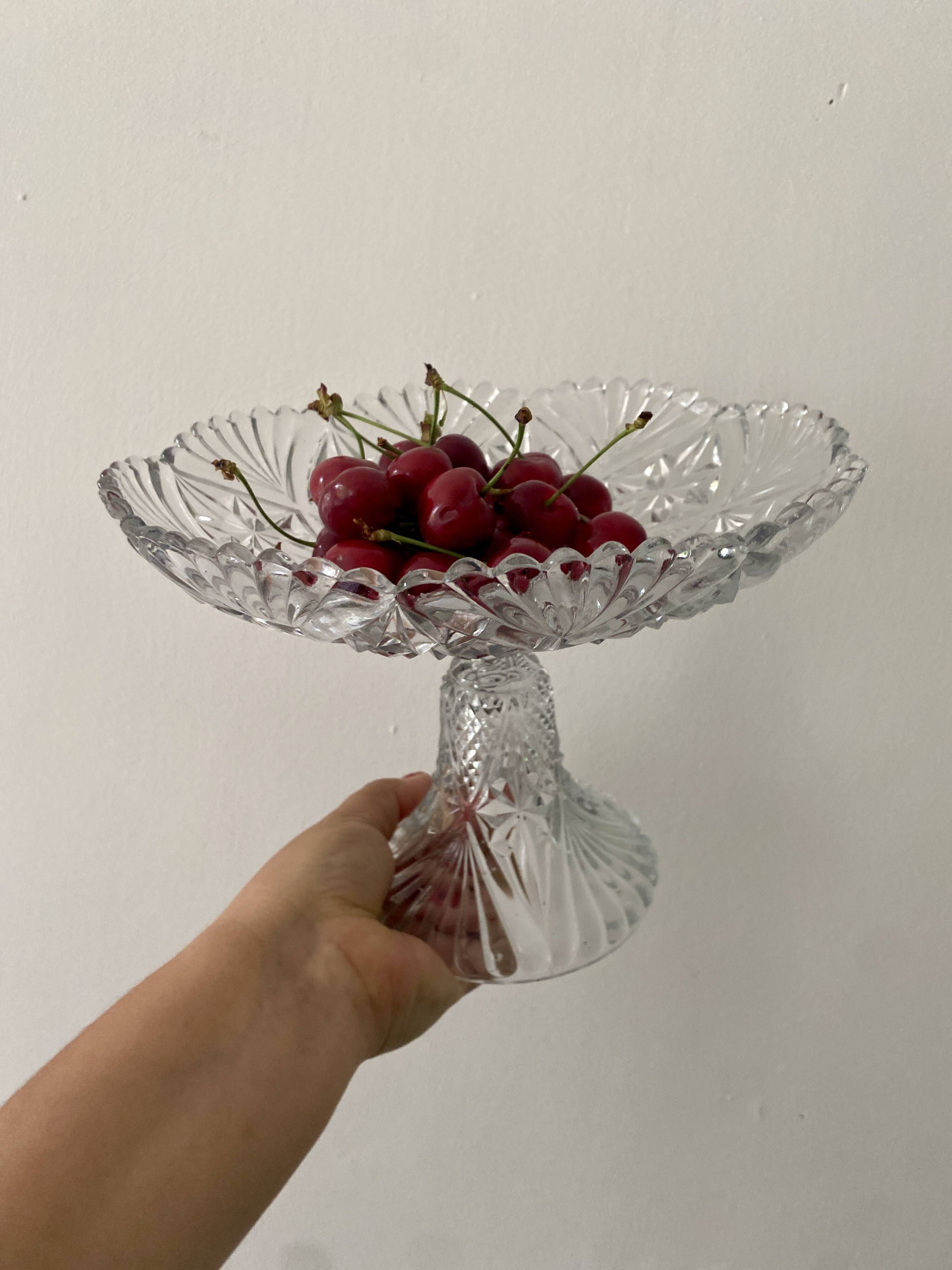 Compotier ou assiette à pied en verre ciselé vintage