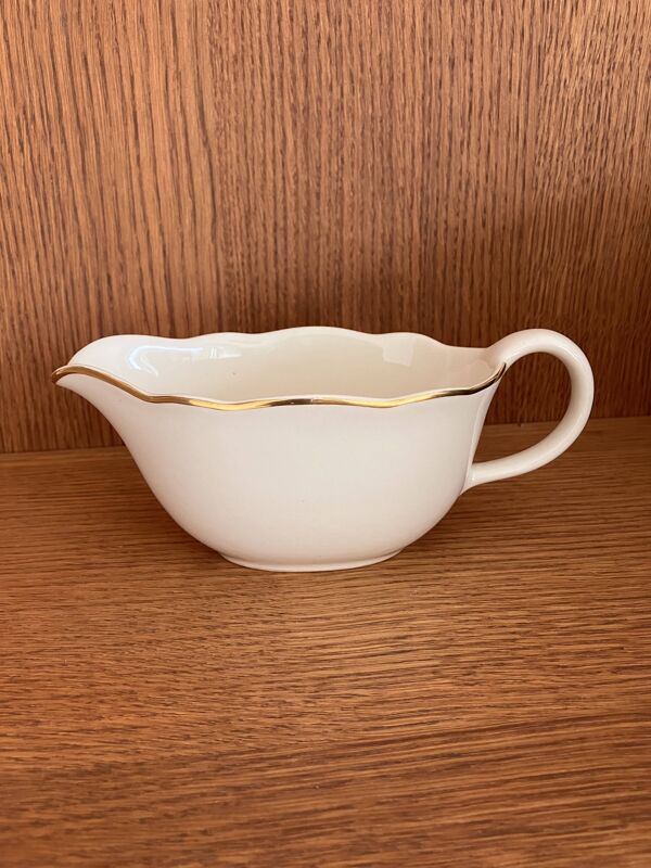 Service 53 pièces, assiettes et plats Villeroy et Boch écru et doré modèle Saar