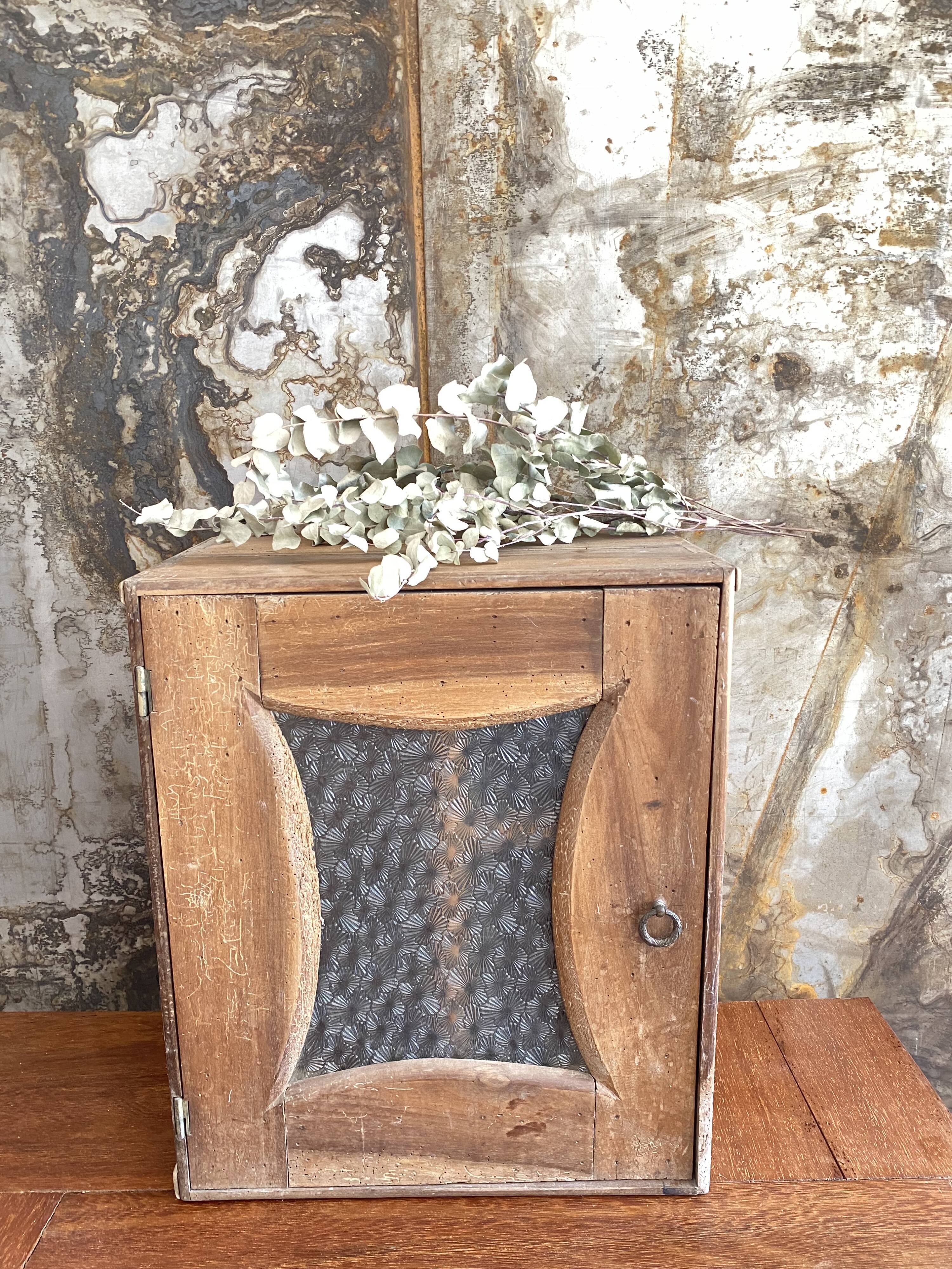 Armoirette murale en bois brut
