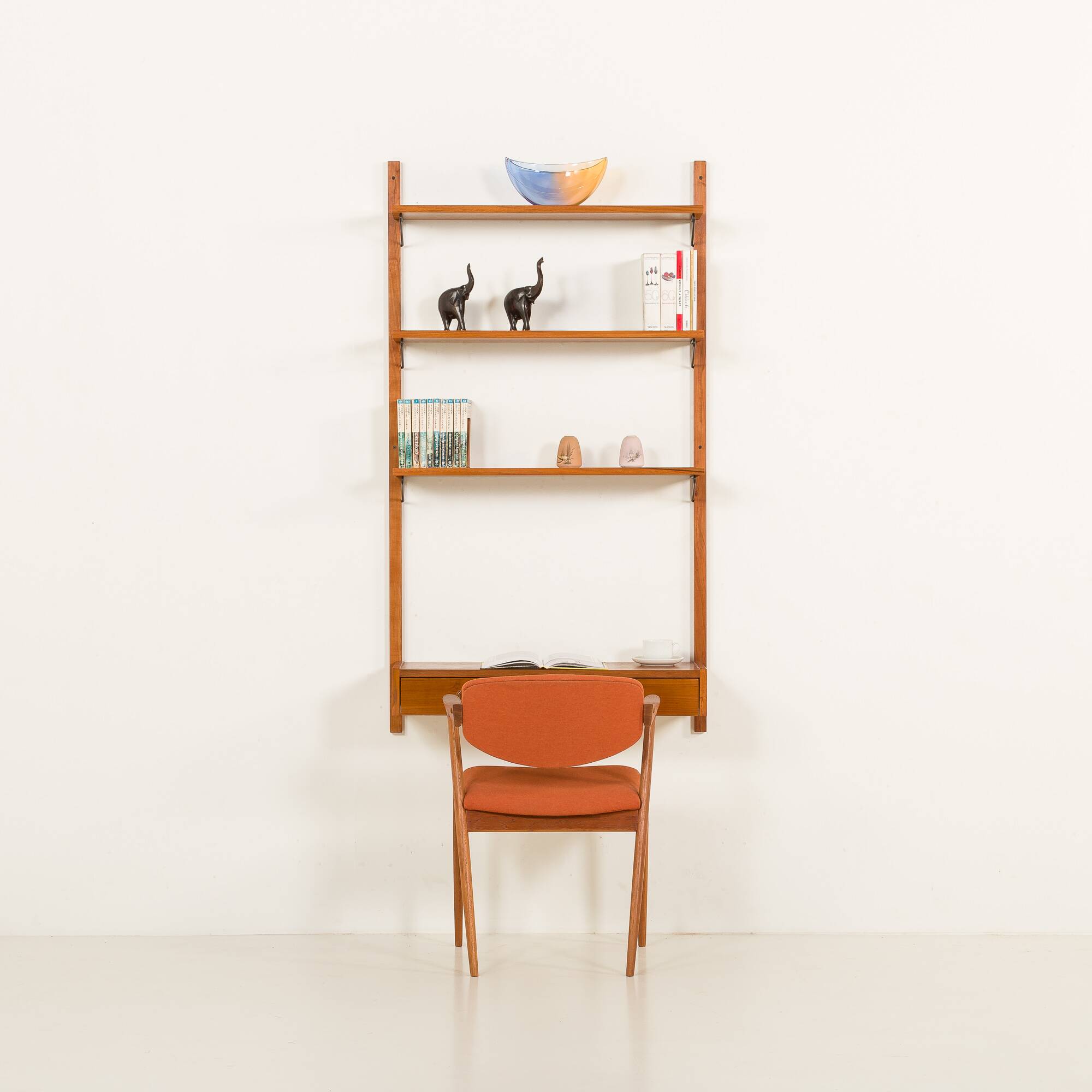 Étagère en teck scandinave des années 1970 avec un console.