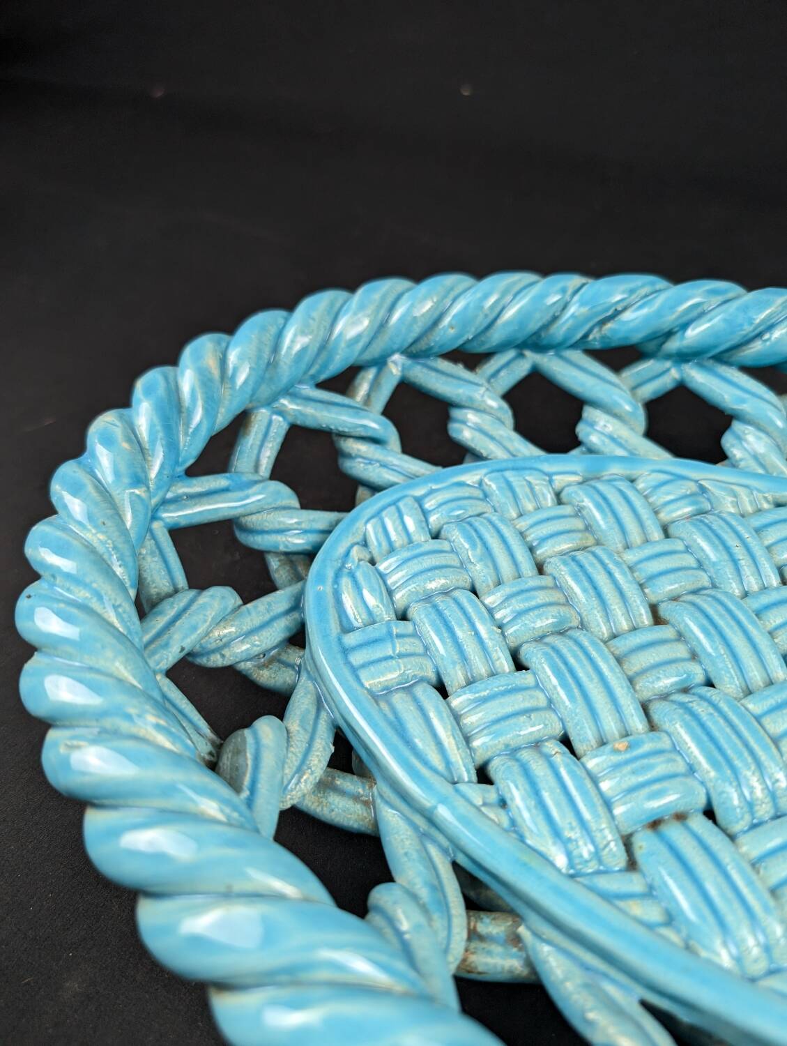 Vallauris flat basket in green woven ceramic