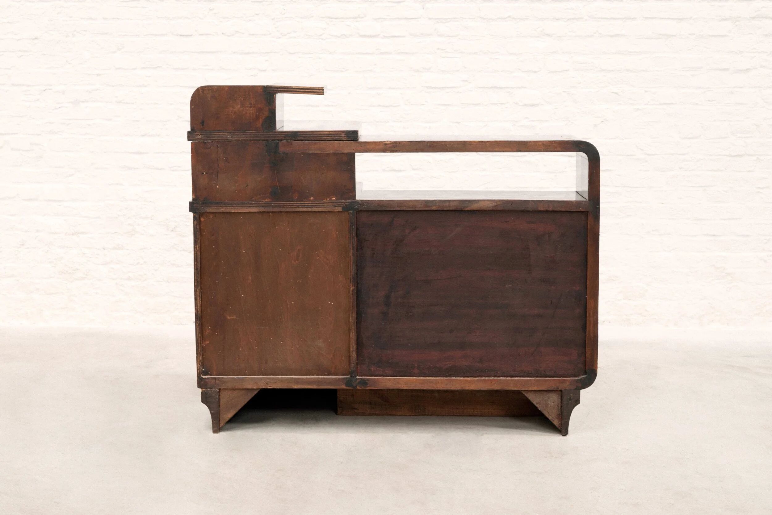 Italian rationalist walnut sideboard with red Bakelite handles, circa 1930