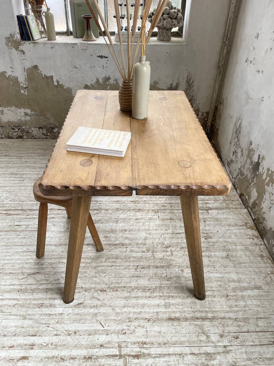 Table brutaliste savoyarde en chêne