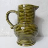 Pichet en barbotine en faïence de Sarreguemines