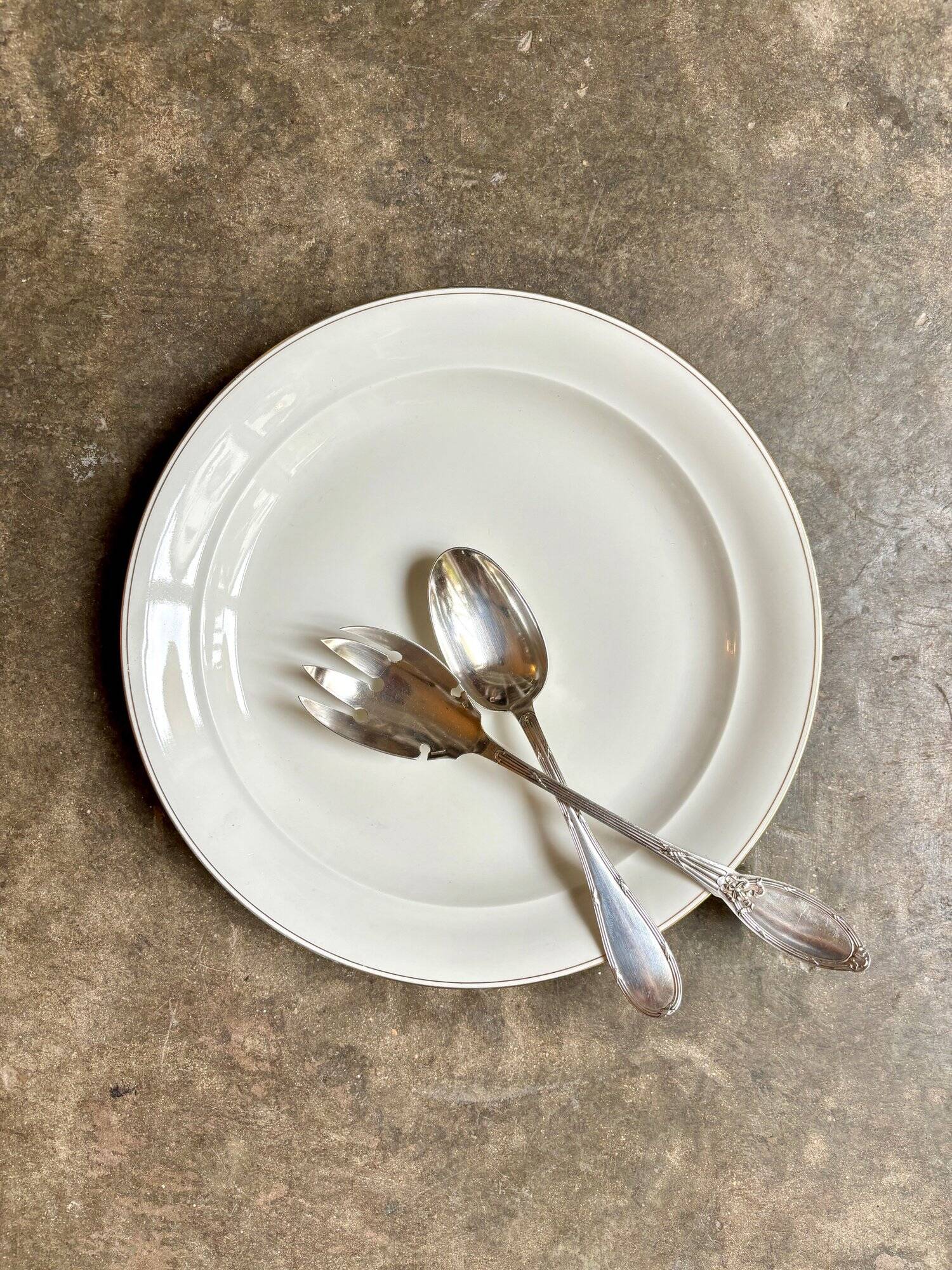Plat rond en porcelaine blanche et dorée