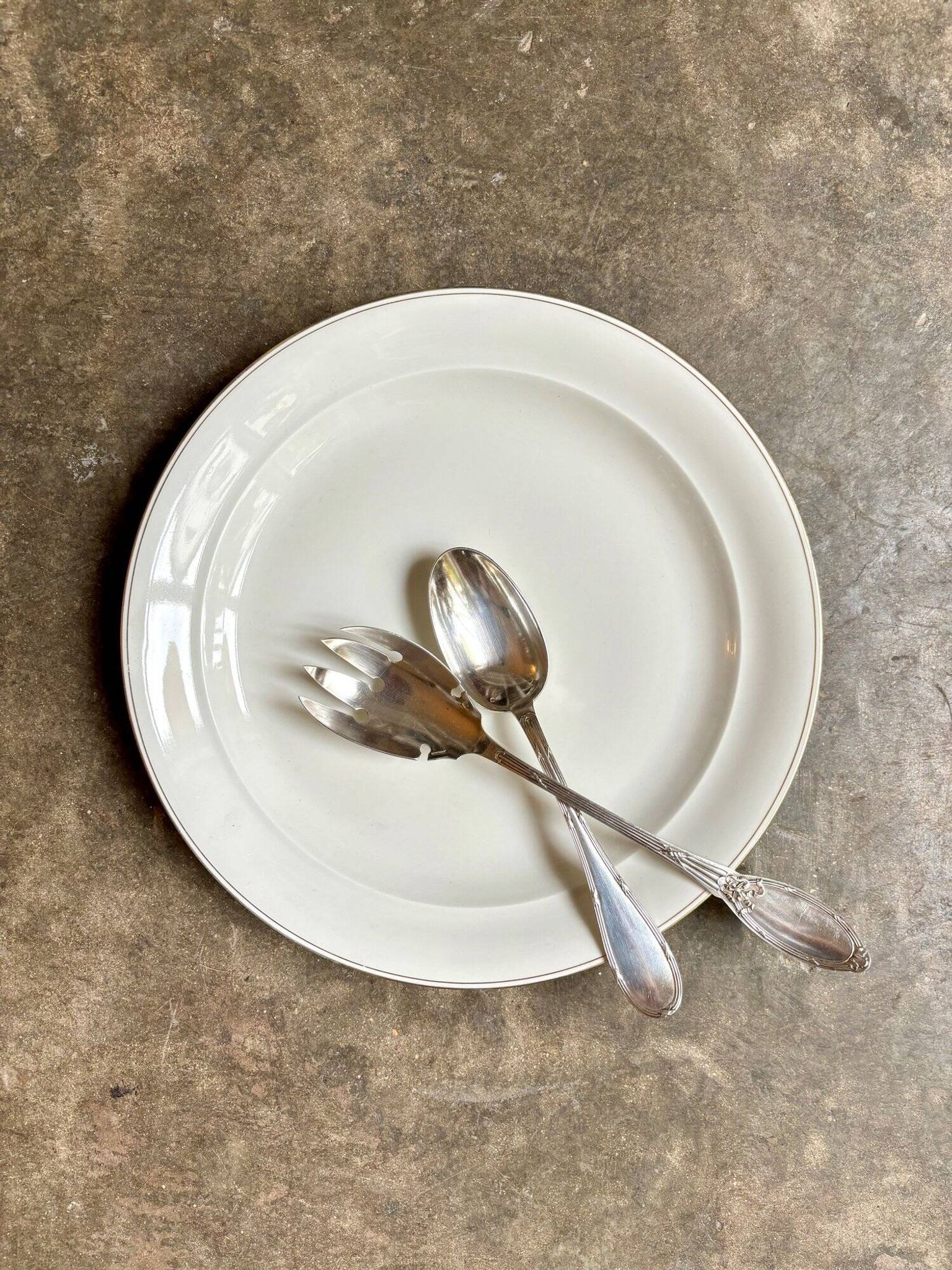 Plat rond en porcelaine blanche et dorée