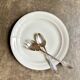 Plat rond en porcelaine blanche et dorée