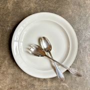 Plat rond en porcelaine blanche et dorée