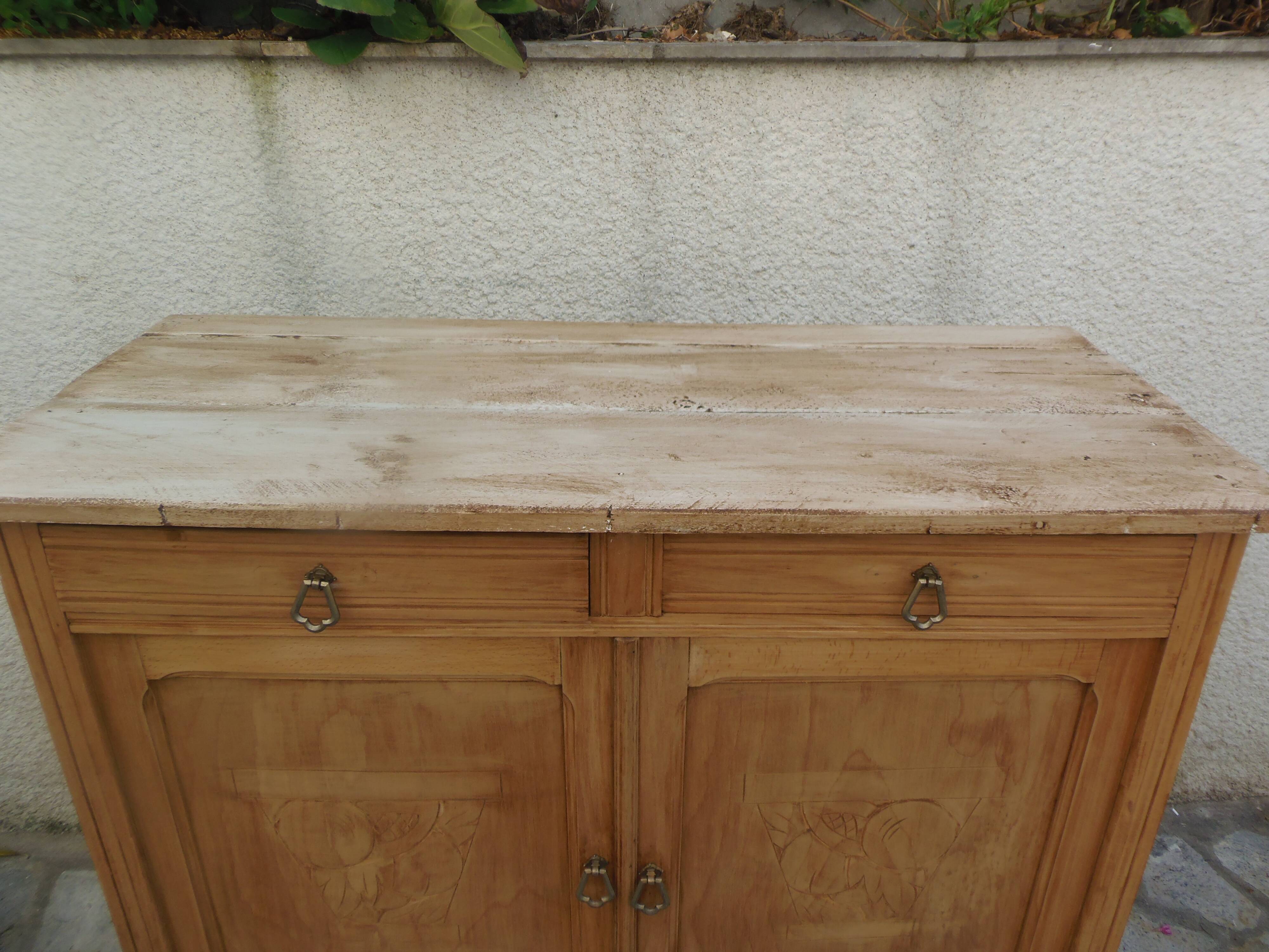 Buffet Art Déco en bois naturel, charme authentique.