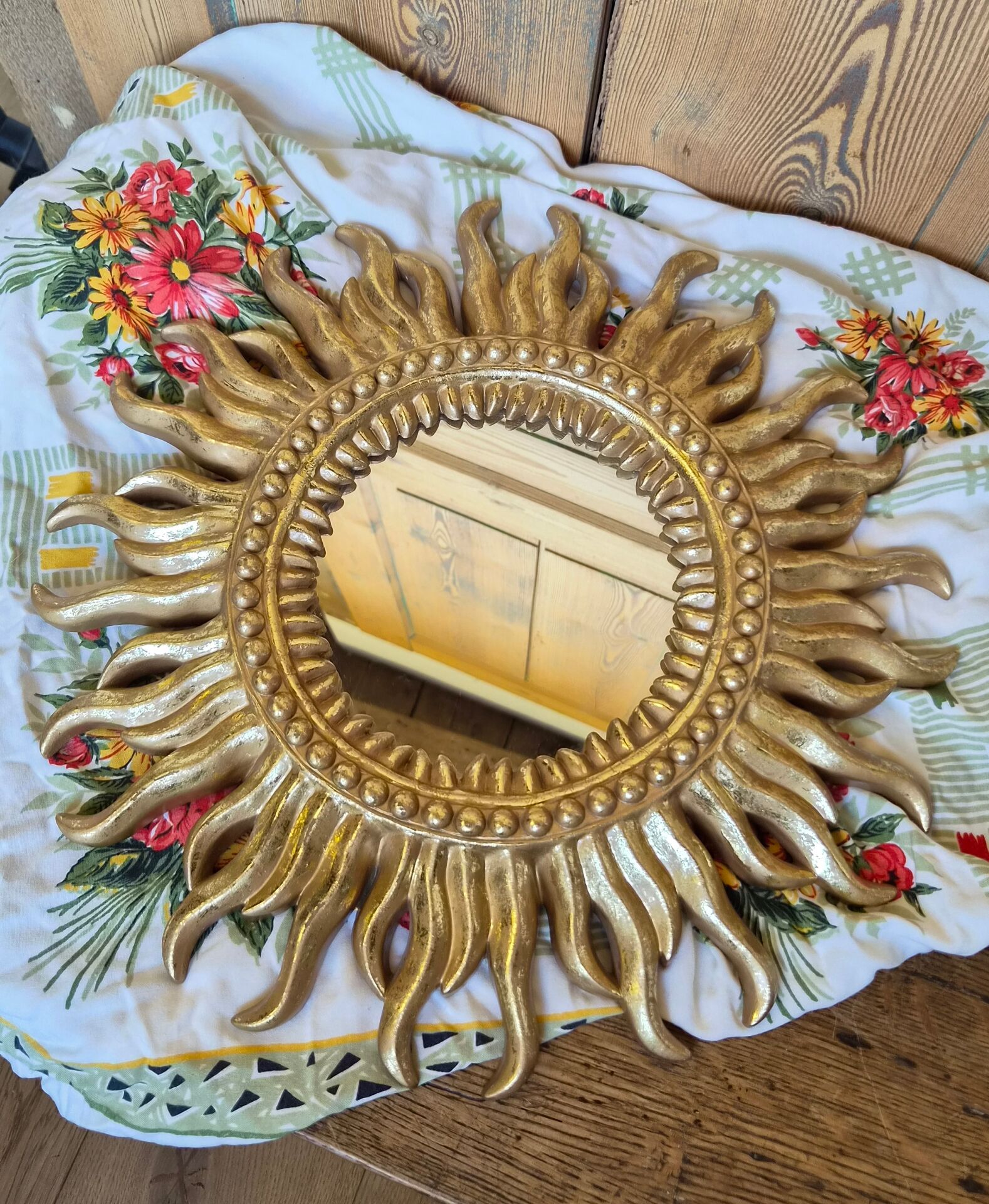 Vintage Gold Sun Mirror – A Mid-Century Classic for a Stylish Décor