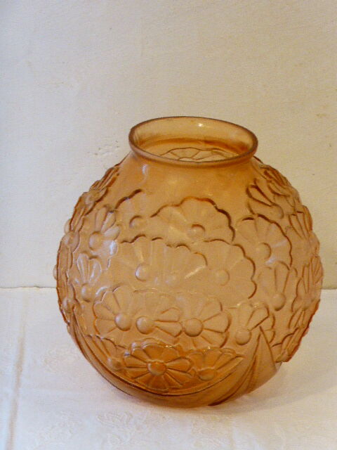 Vase boule en verre depoli rose, fleurs en relief, art deco