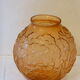 Vase boule en verre depoli rose, fleurs en relief, art deco