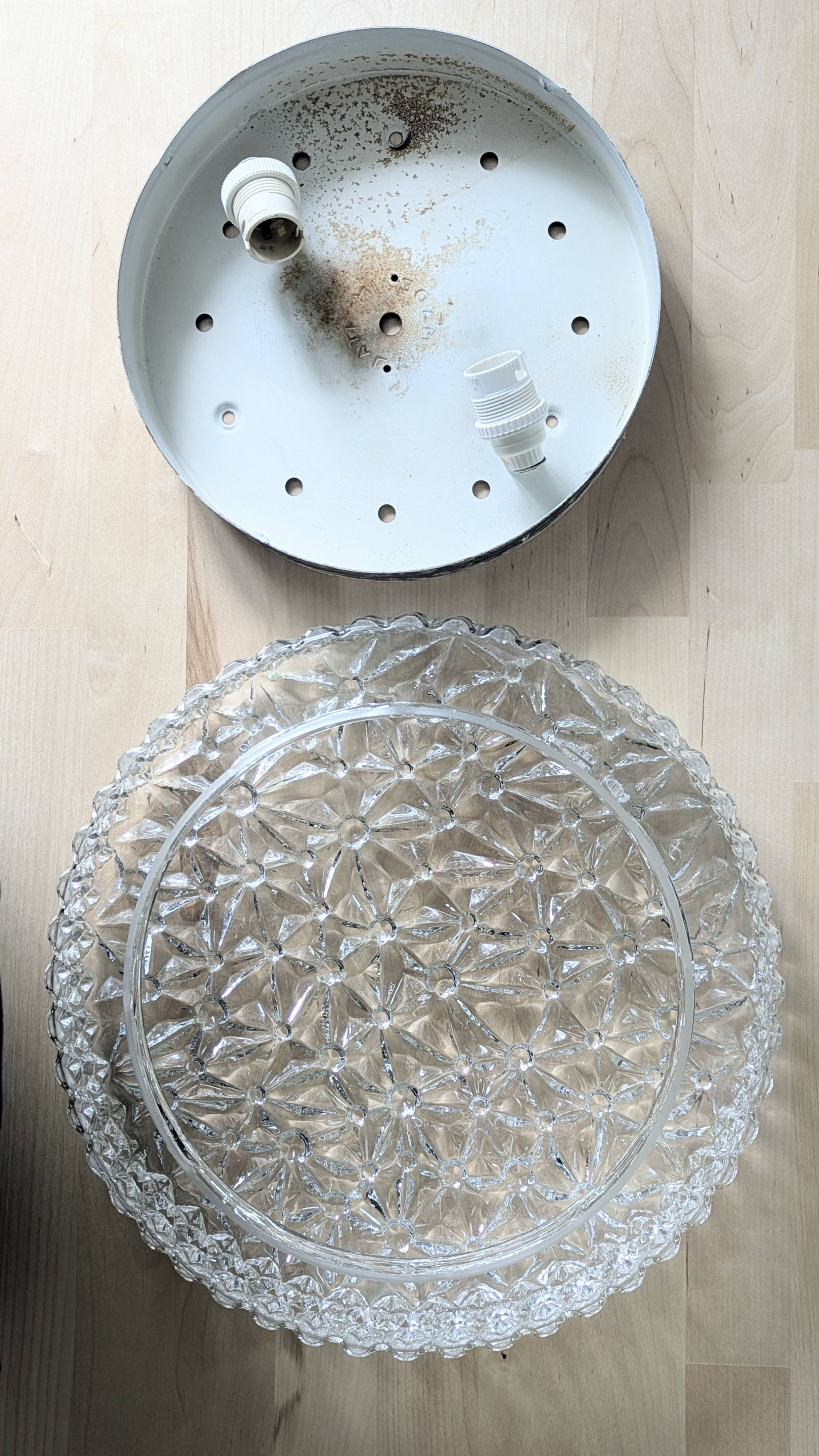 Large round ceiling light with 2 sockets