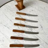 Ensemble de 6 couteaux à beurre en bois et leur support années 70