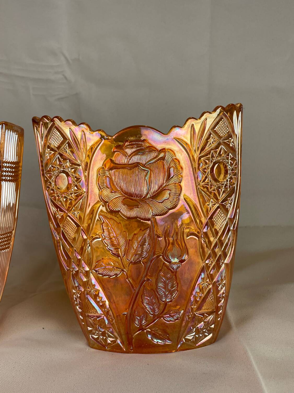 Pair of garden rose vases made of Brockwitz carnival glass, 1915