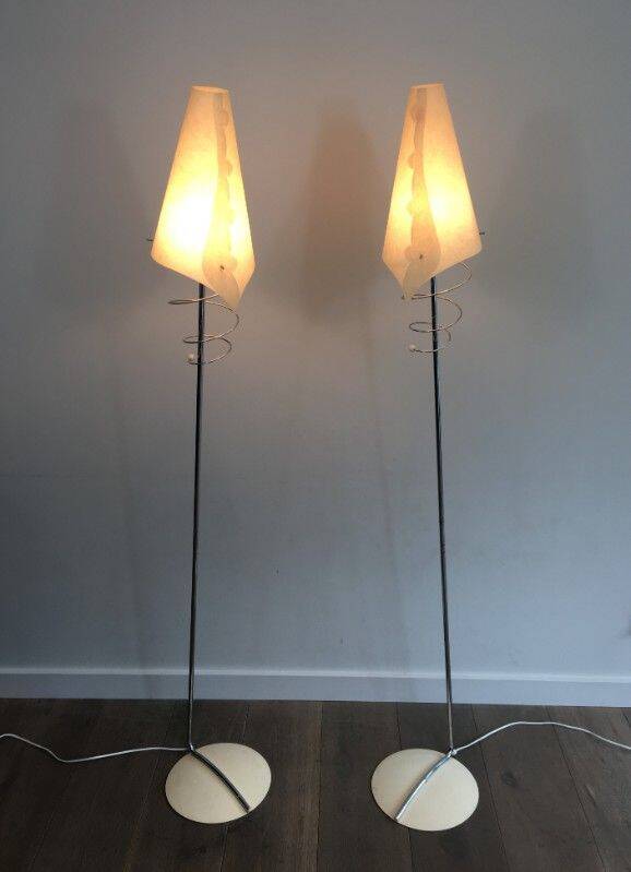 Paire de lampadaires de parquet design composés de bases en métal laqué, chrome et abat-jours design de plastique blancs