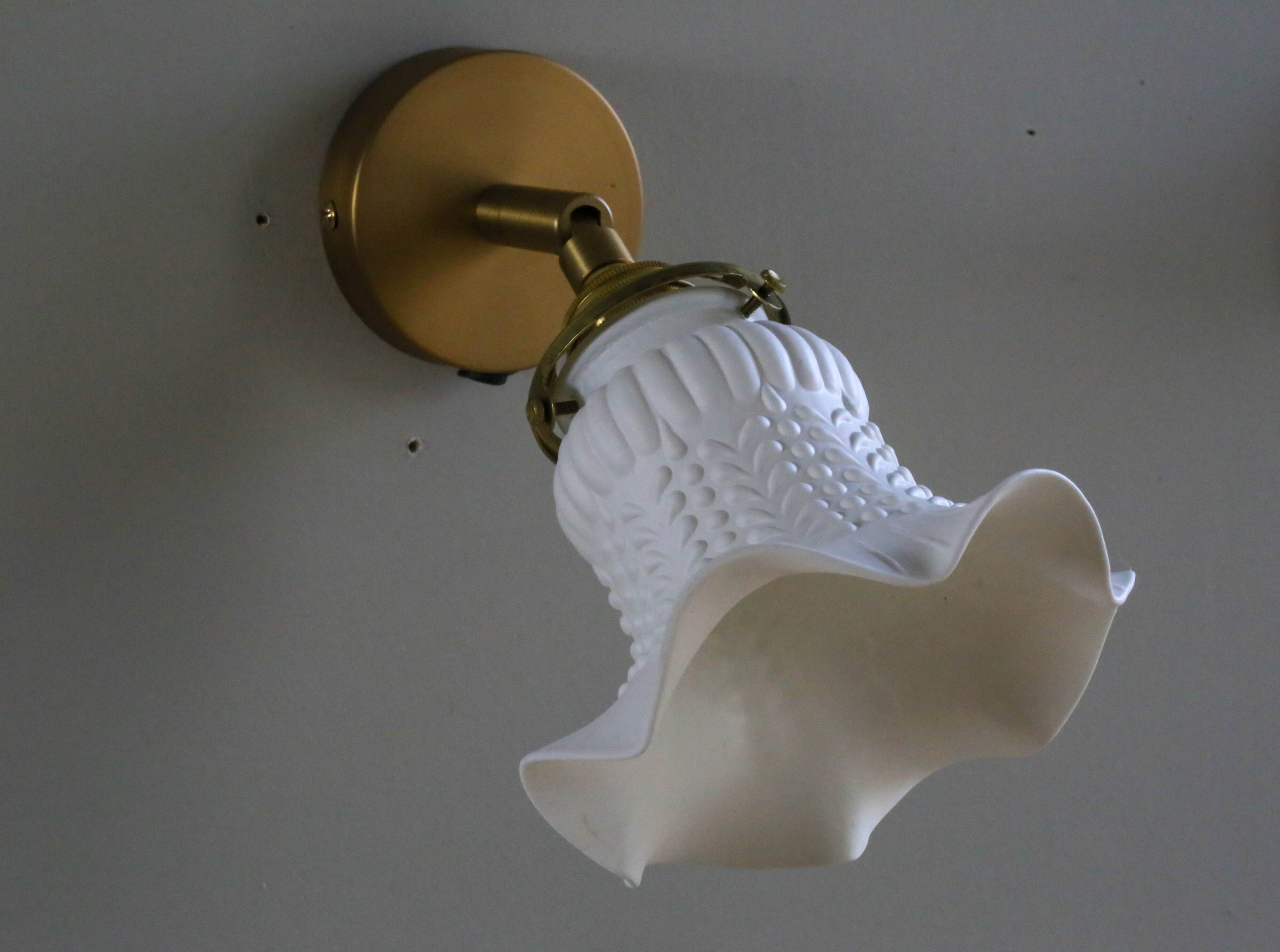 Antique wall light in white painted glass - metal support