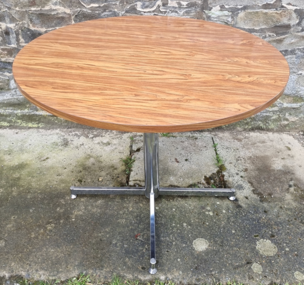 Round table Formica imitation wood and its two chairs